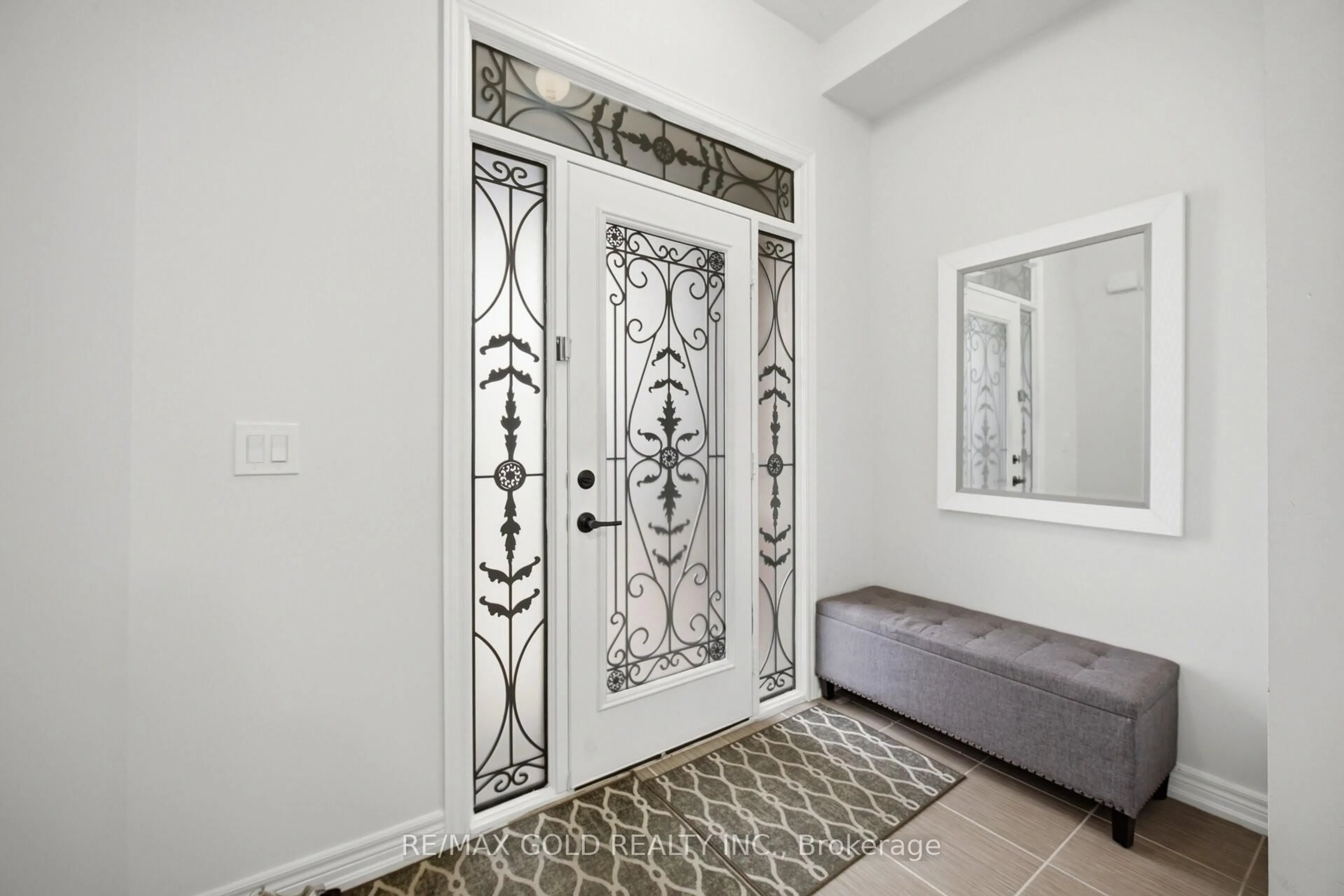 Indoor entryway for 41 Davenfield Circ, Brampton Ontario L6P 2P7