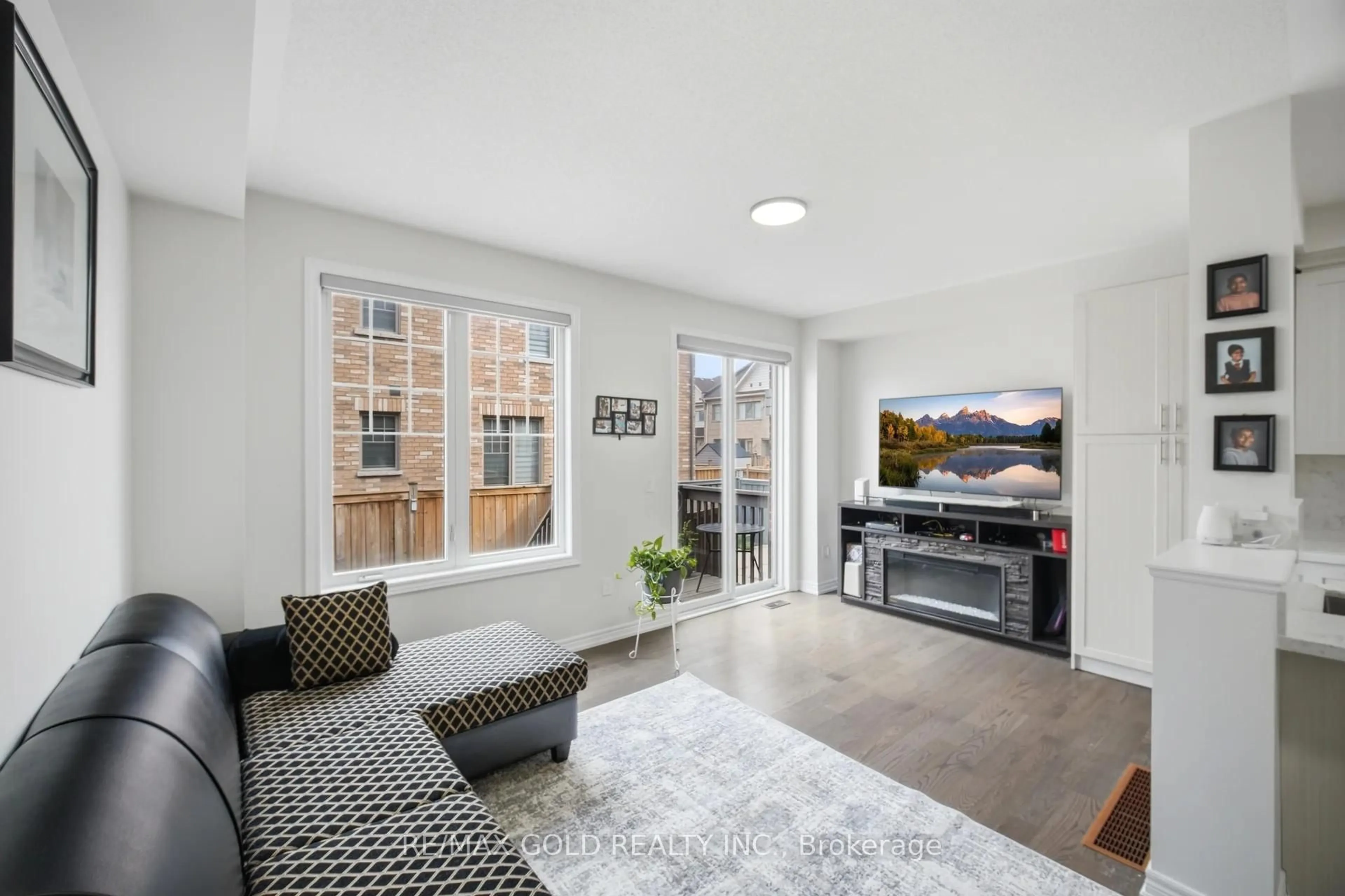 Living room with furniture, unknown for 41 Davenfield Circ, Brampton Ontario L6P 2P7