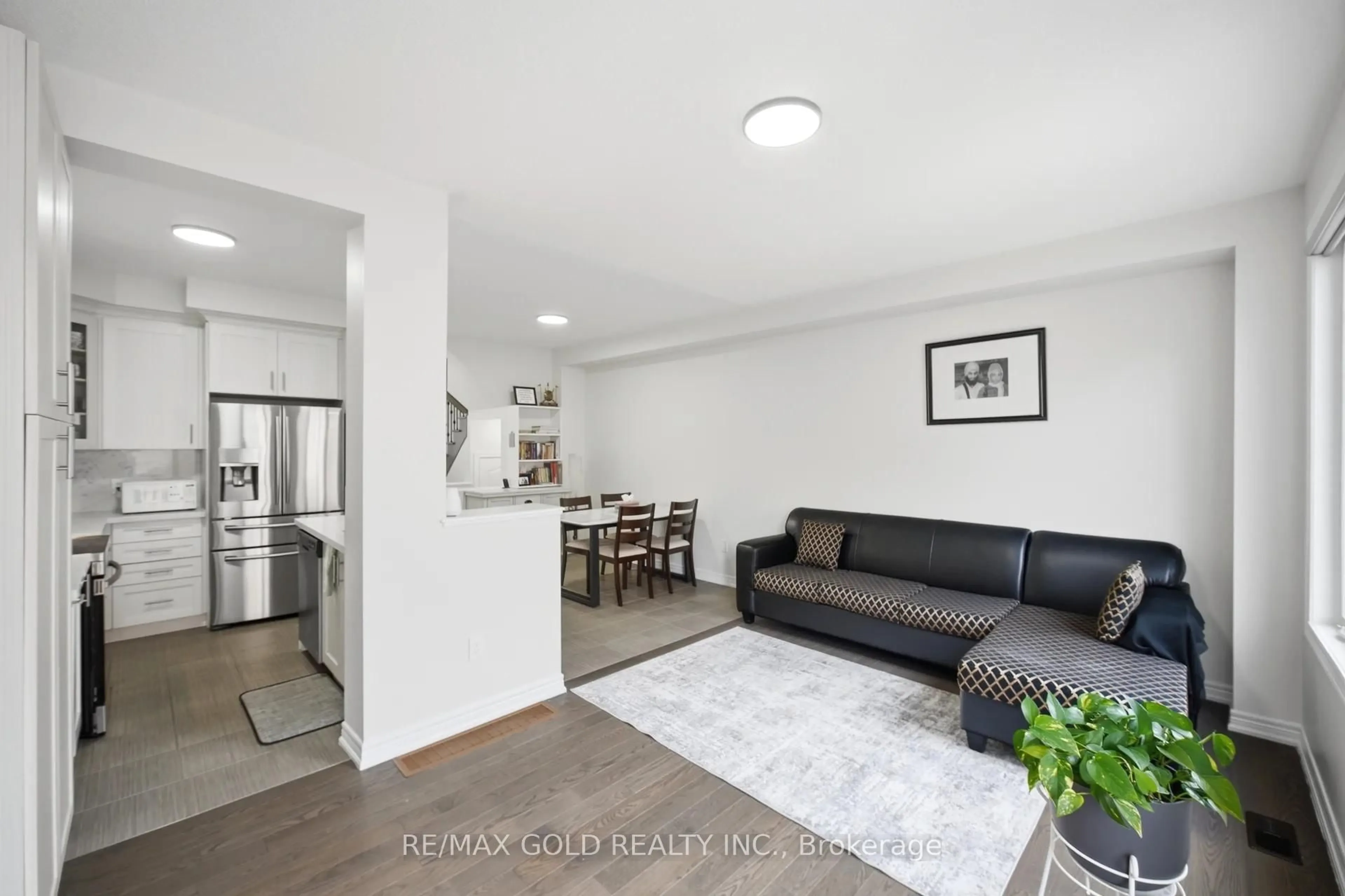 Living room with furniture, unknown for 41 Davenfield Circ, Brampton Ontario L6P 2P7