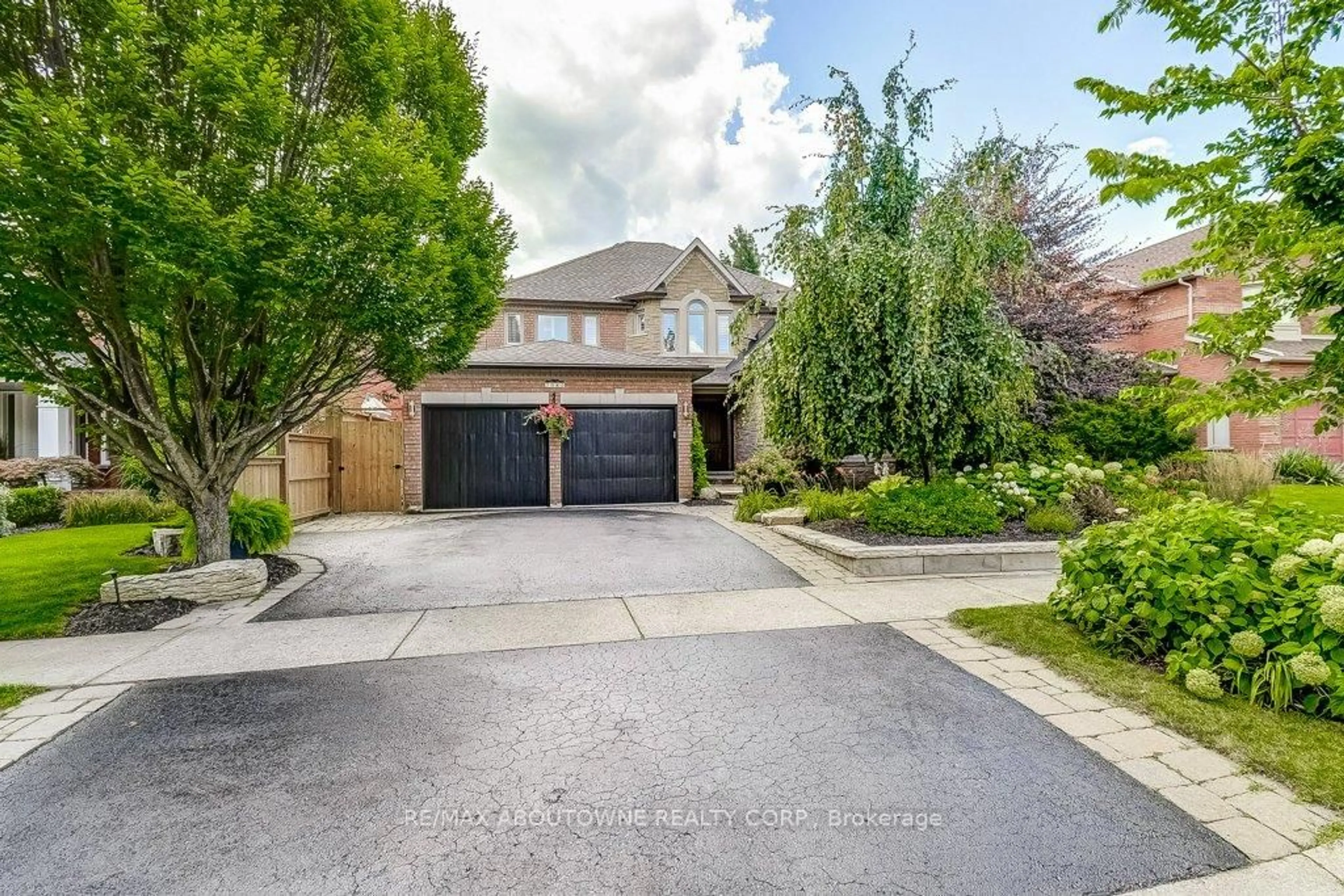 Unknown for 2080 Mckerlie Cres, Burlington Ontario L7M 4E8