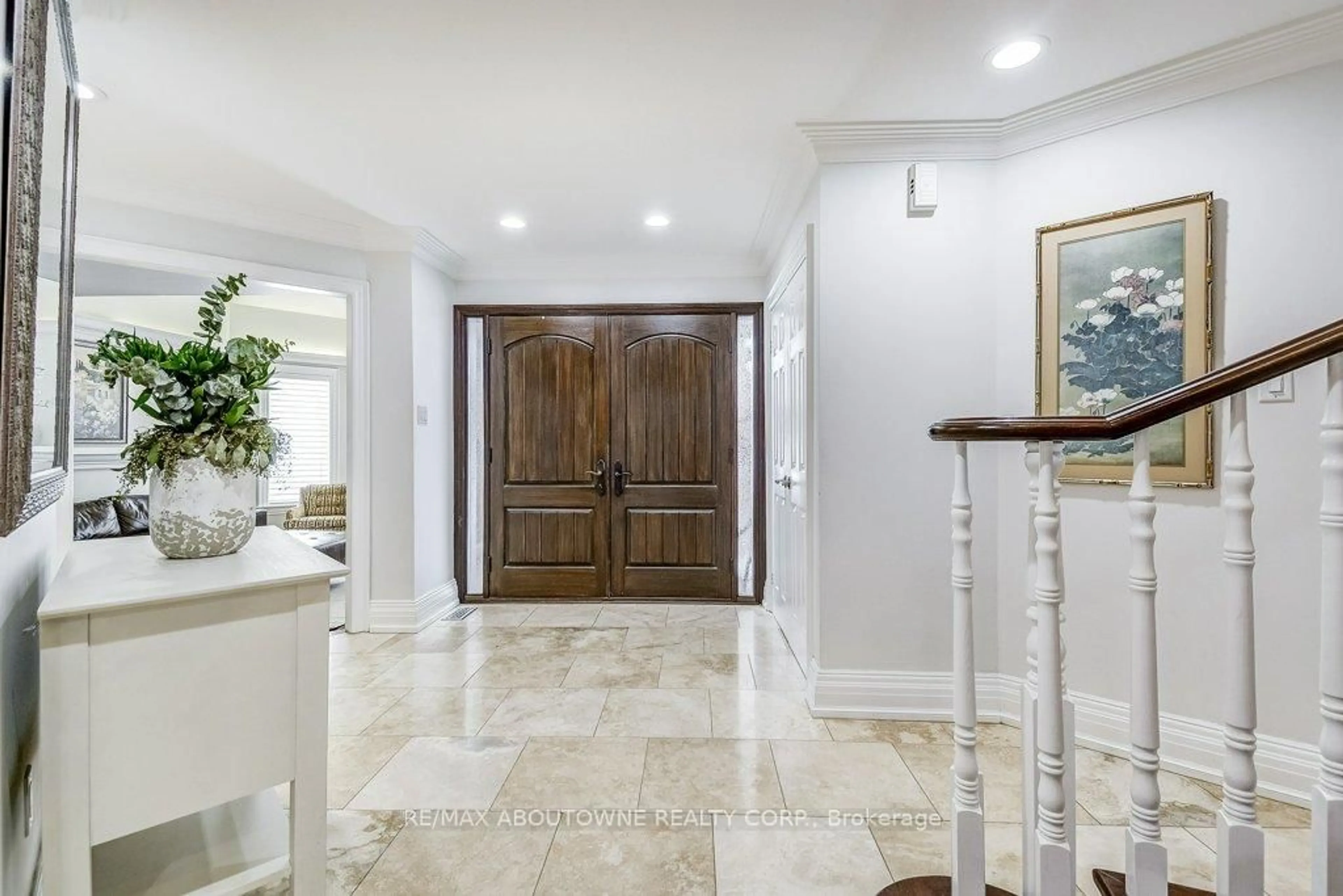 Indoor entryway for 2080 Mckerlie Cres, Burlington Ontario L7M 4E8