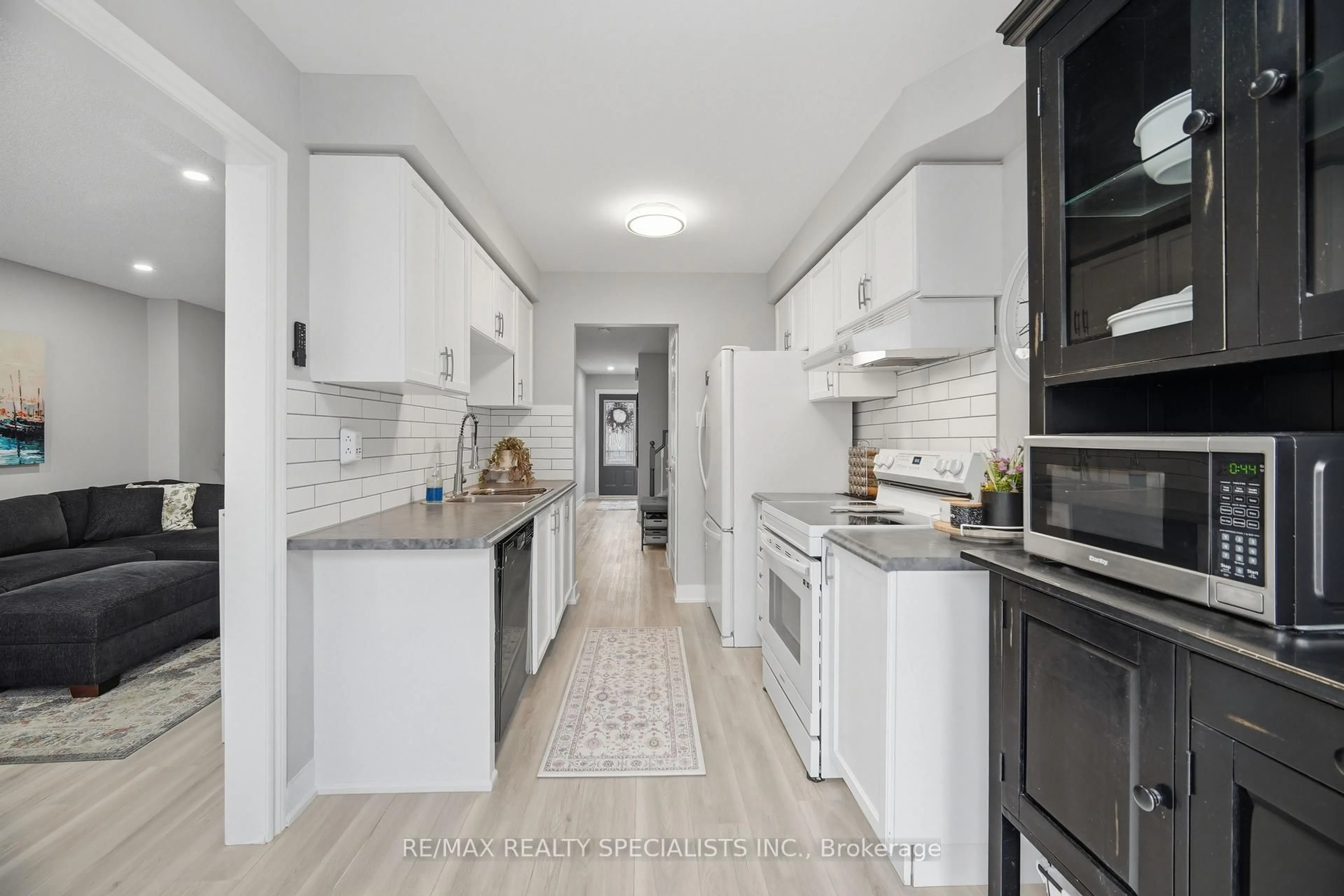 Open concept kitchen, unknown for 69 Wood Circ, Caledon Ontario L7E 1R4