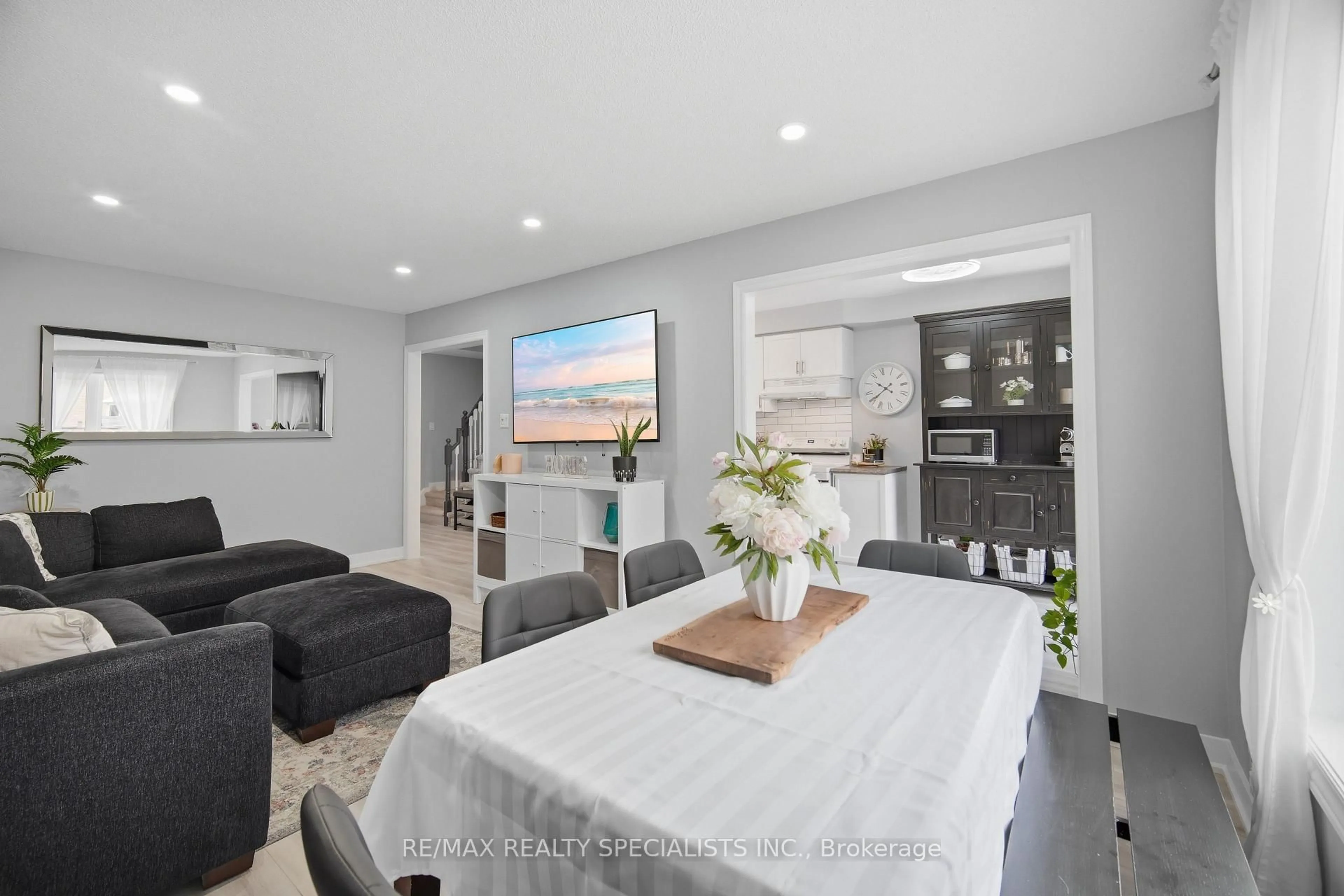 Open concept kitchen, unknown for 69 Wood Circ, Caledon Ontario L7E 1R4