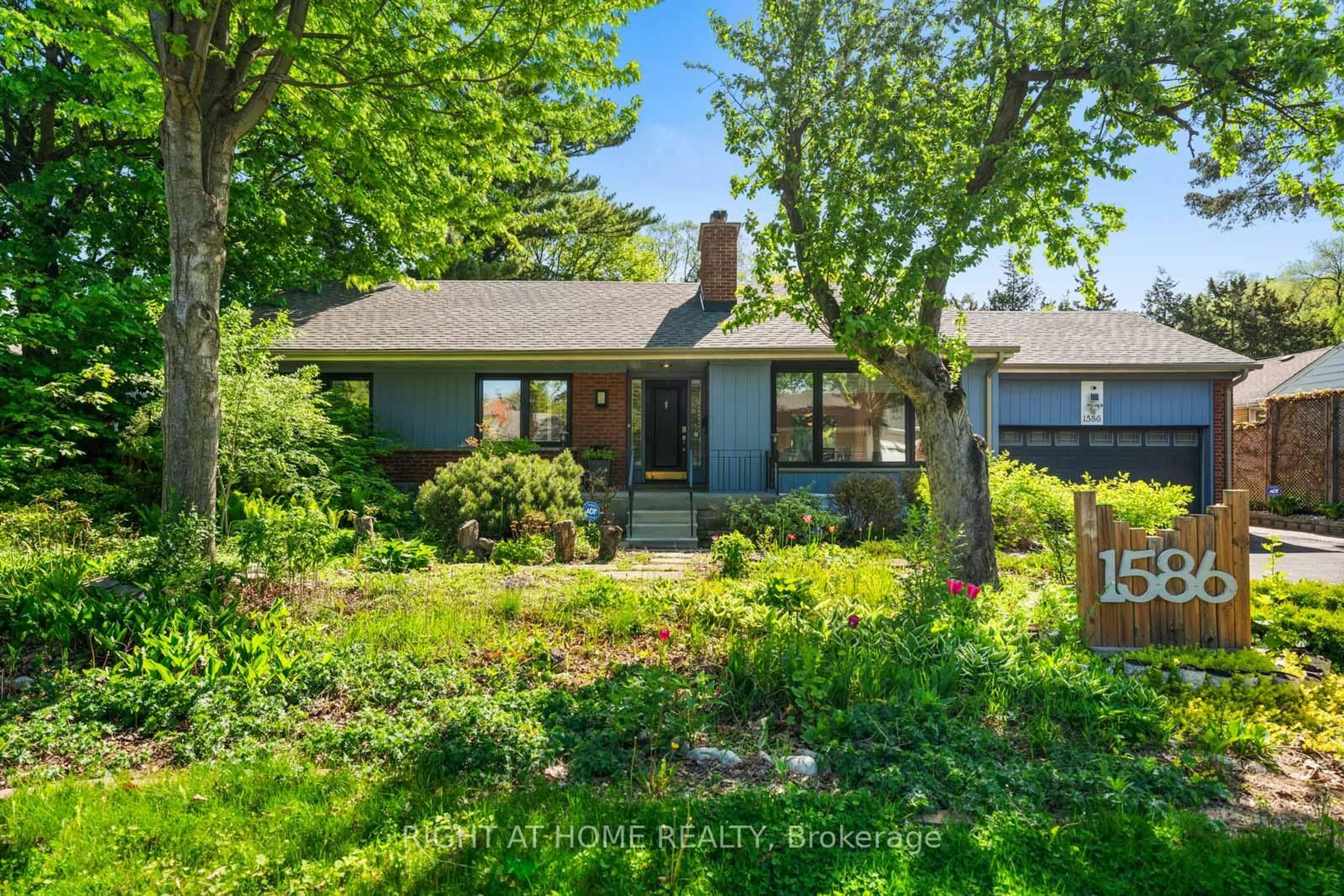 A pic from outside/outdoor area/front of a property/back of a property/a pic from drone, street for 1586 Rometown Dr, Mississauga Ontario L5E 2V1