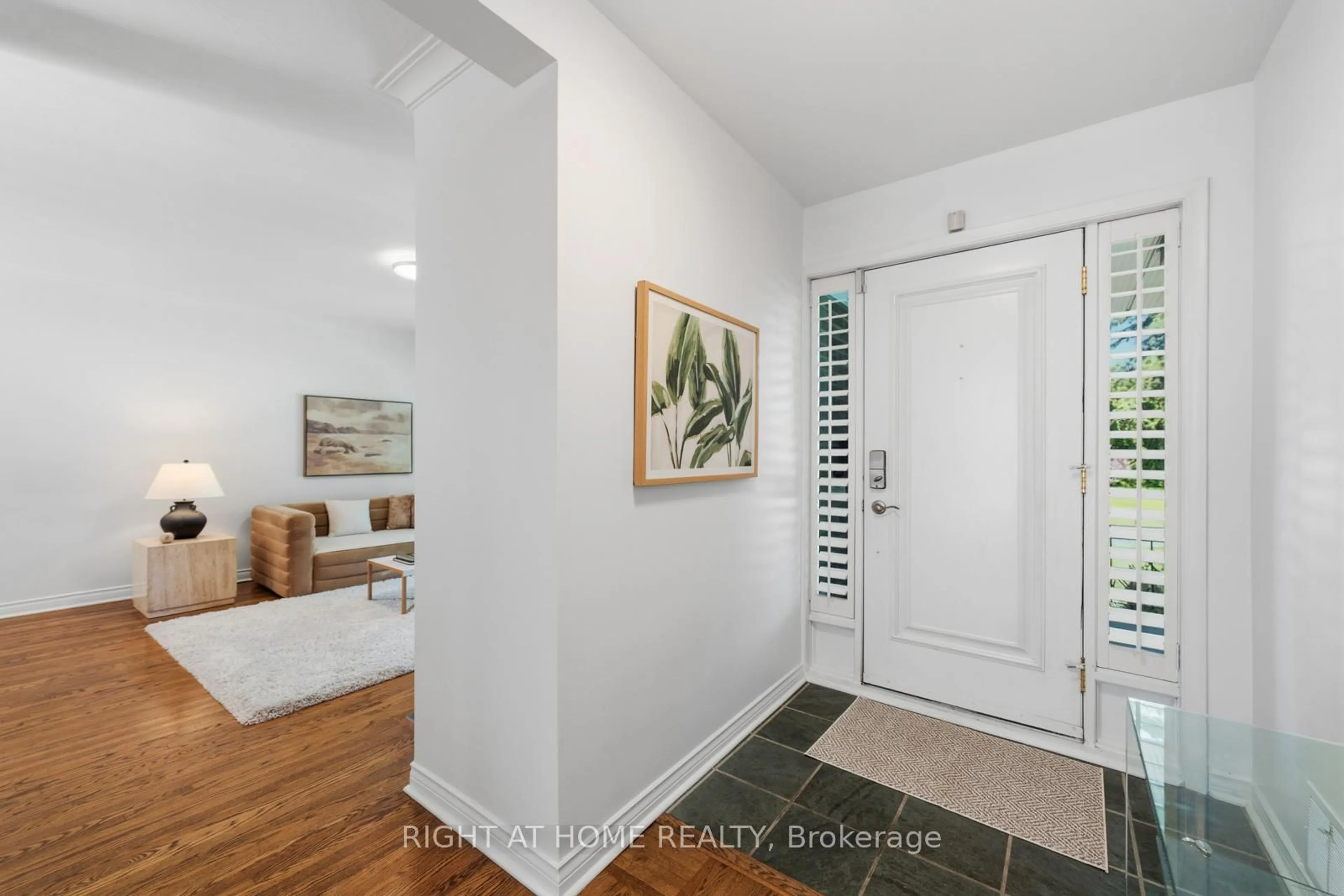 Indoor entryway for 1586 Rometown Dr, Mississauga Ontario L5E 2V1