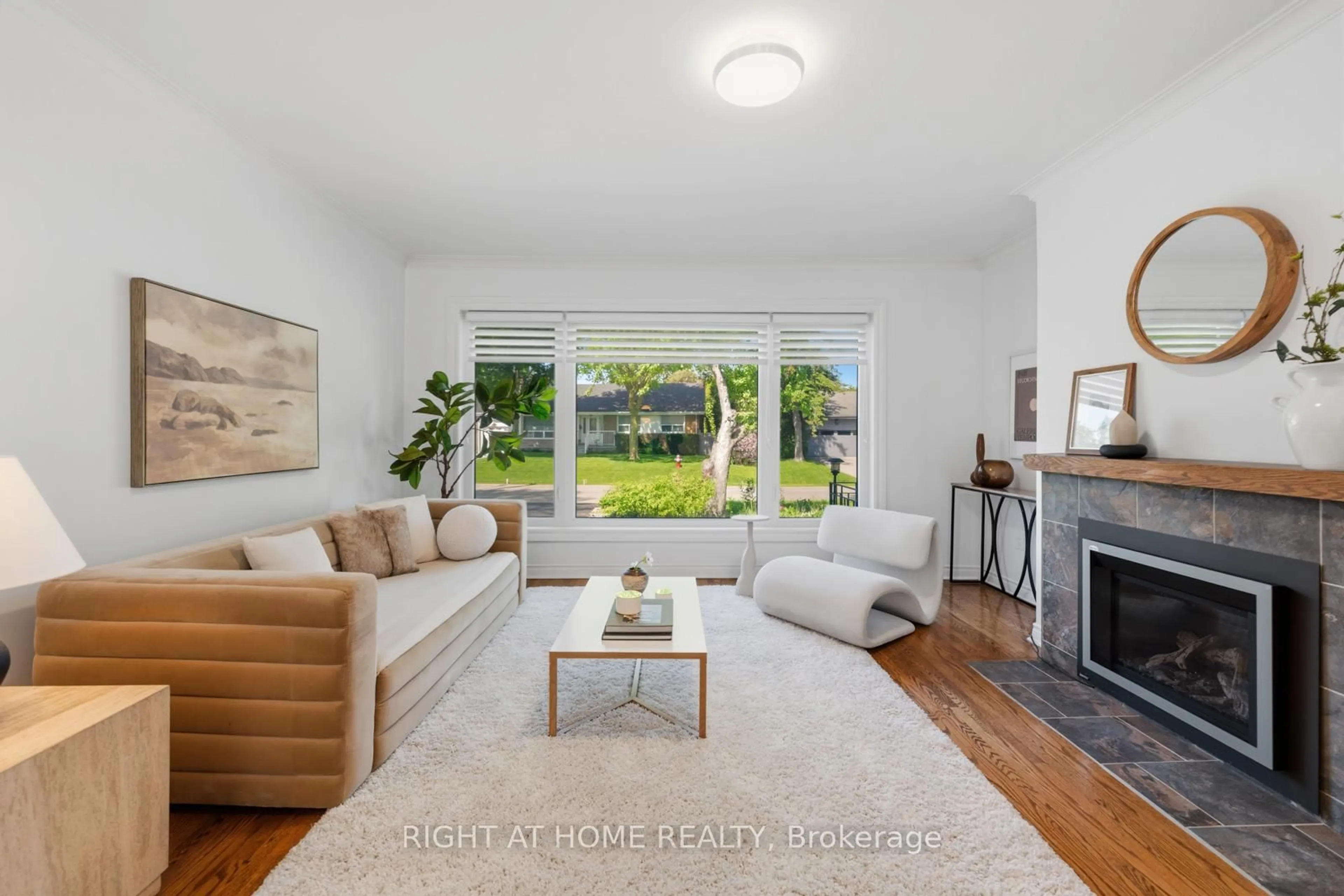 Living room with furniture, unknown for 1586 Rometown Dr, Mississauga Ontario L5E 2V1