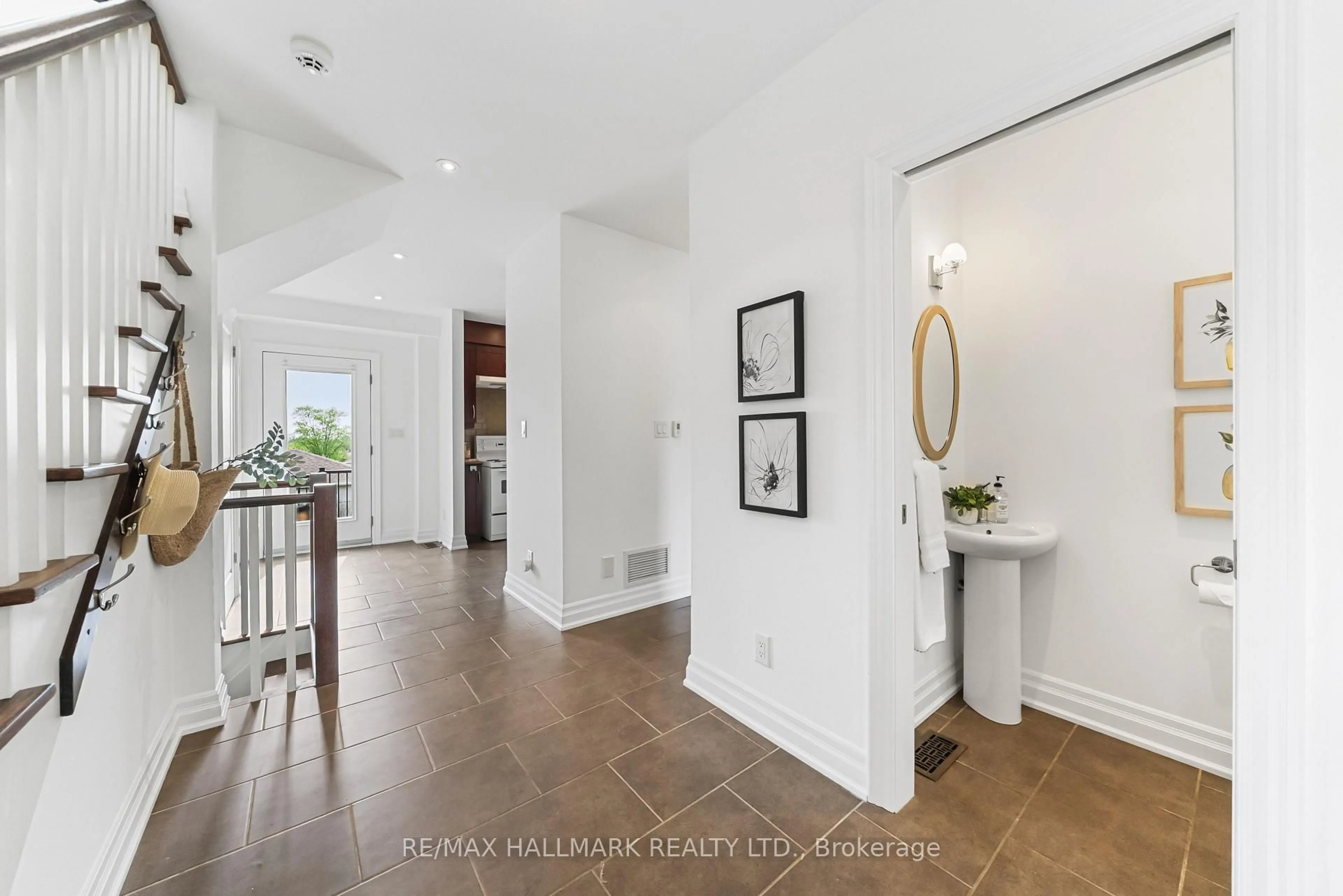 Indoor entryway for 108 Lexfield Ave, Toronto Ontario M3M 1M8