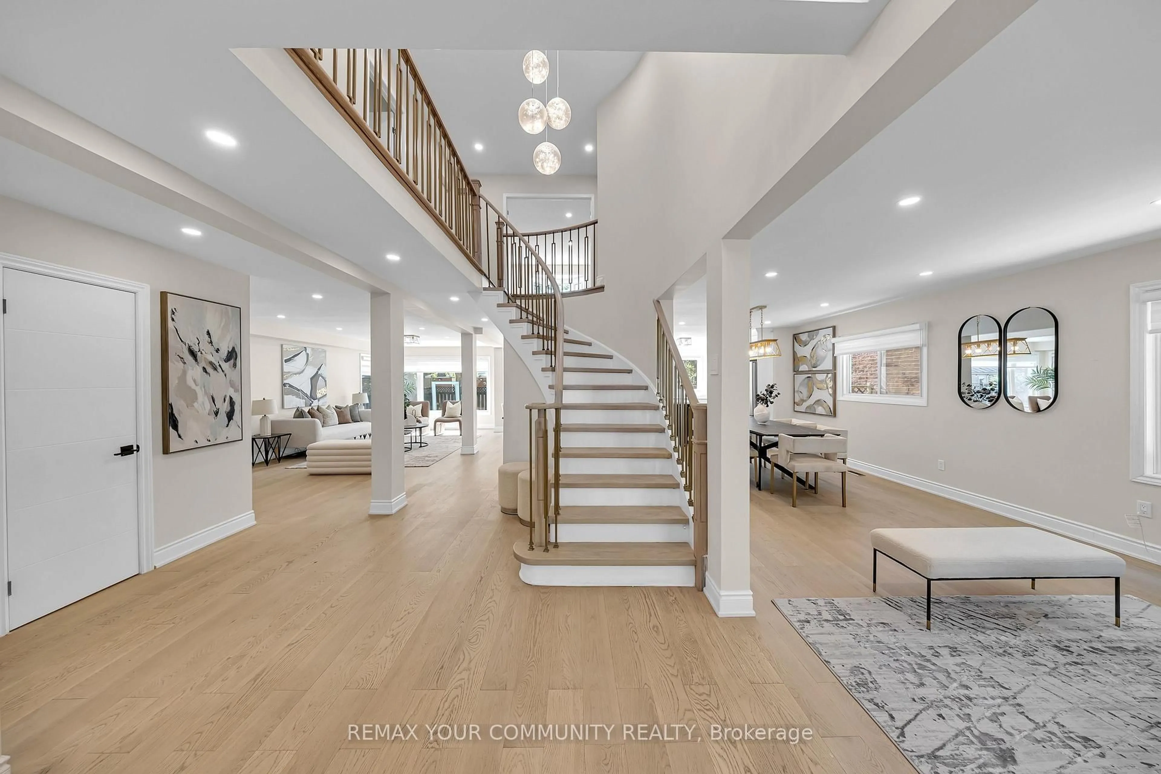 Indoor foyer for 2666 Burnford Tr, Mississauga Ontario L5M 5E1