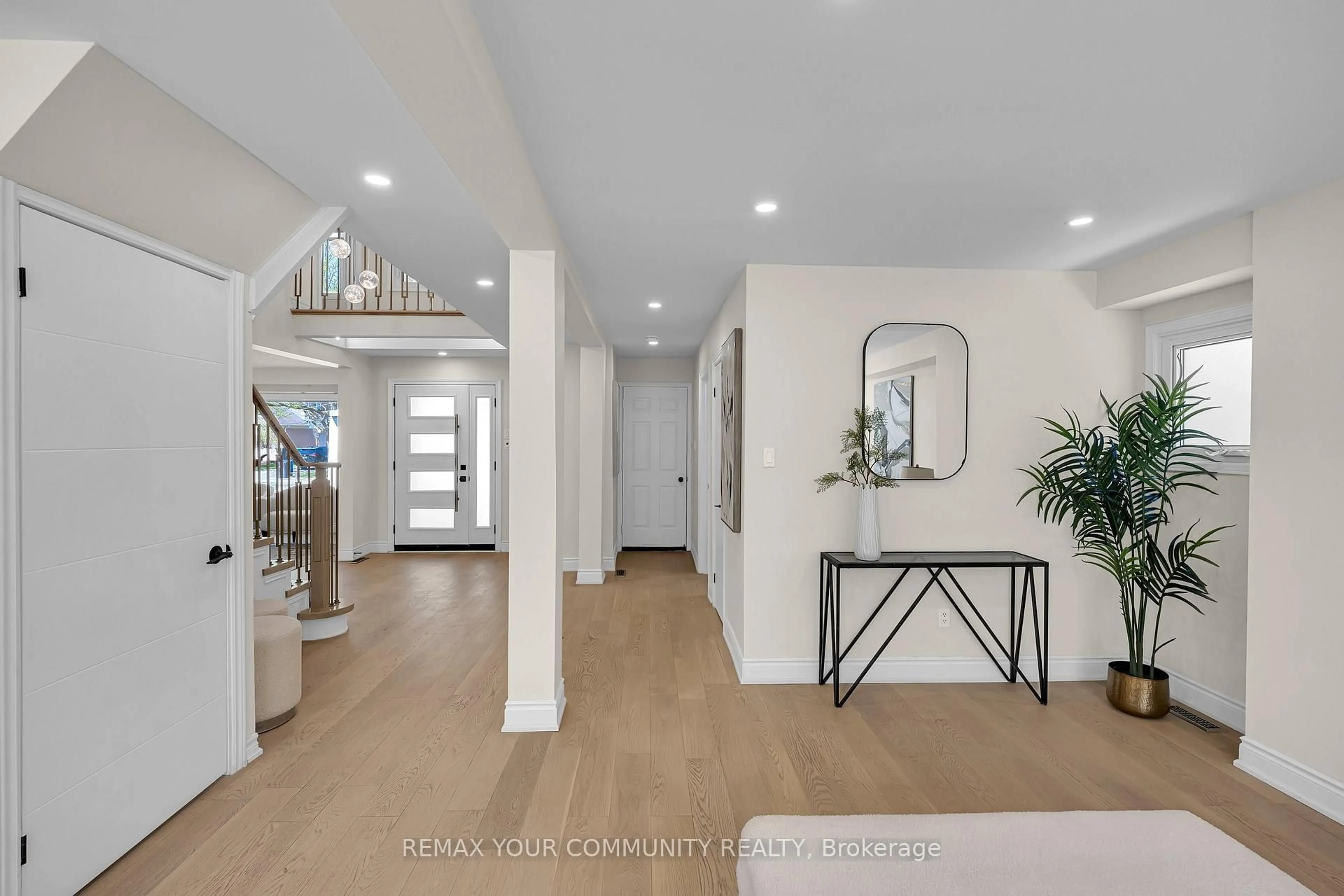 Indoor entryway for 2666 Burnford Tr, Mississauga Ontario L5M 5E1