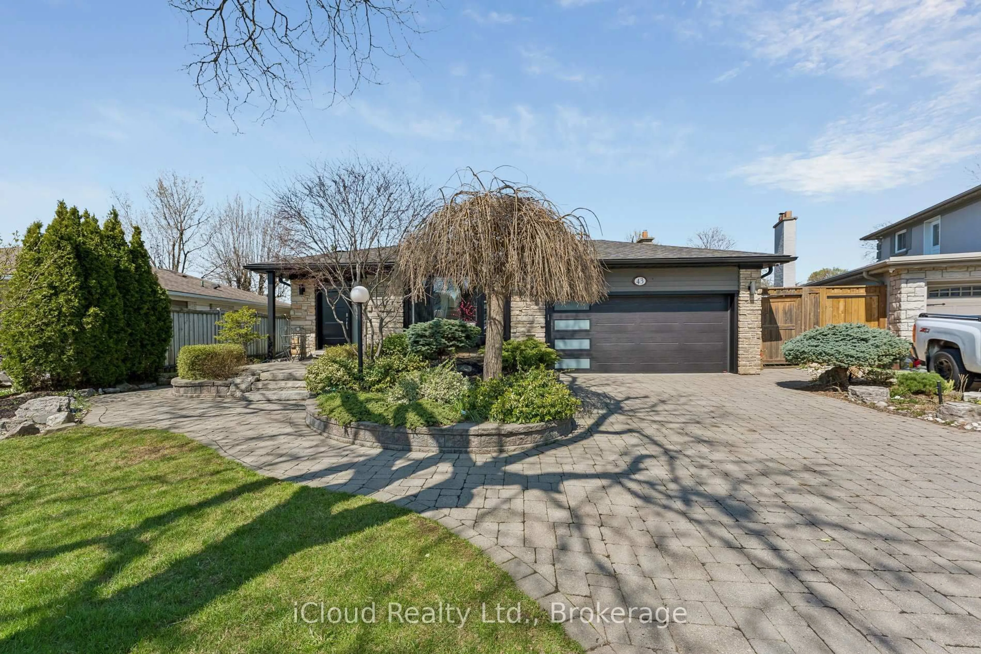 A pic from outside/outdoor area/front of a property/back of a property/a pic from drone, street for 43 Ferndale Cres, Brampton Ontario L6W 1G1