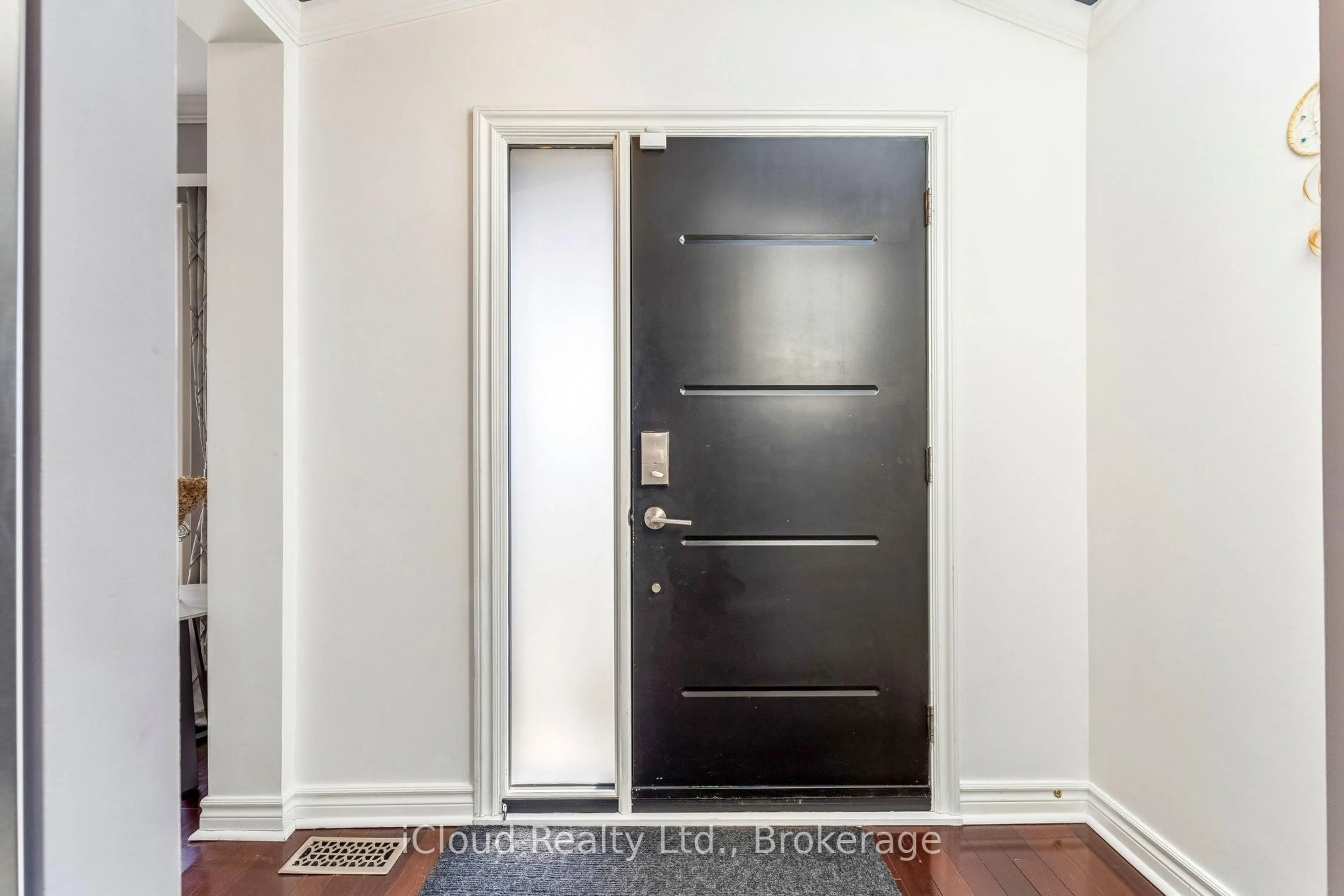 Indoor entryway for 43 Ferndale Cres, Brampton Ontario L6W 1G1