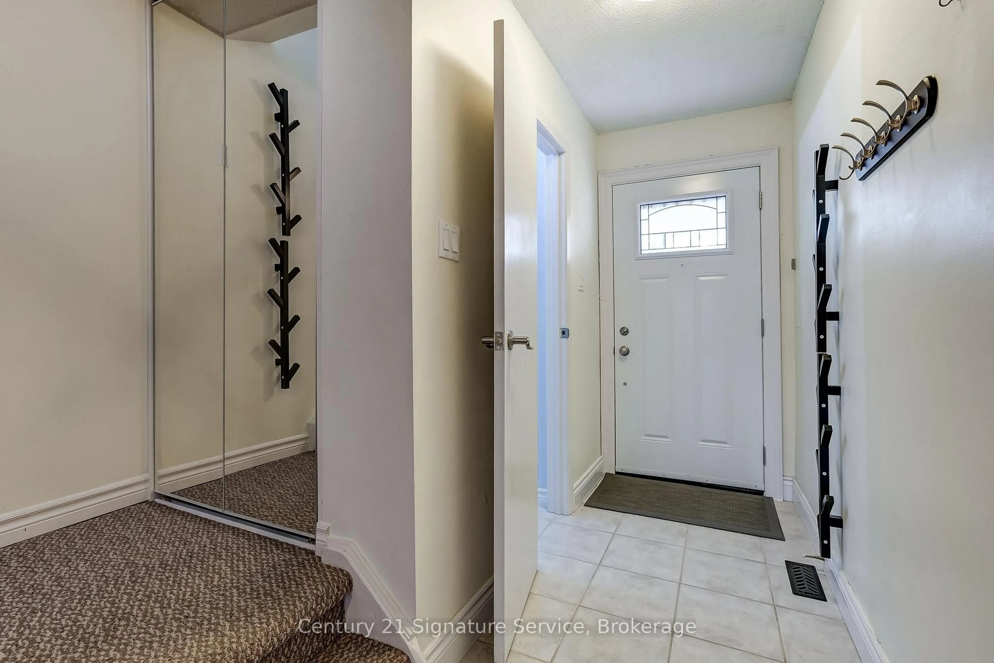 Indoor entryway for 1951 Rathburn Rd #54, Mississauga Ontario L4W 2N9