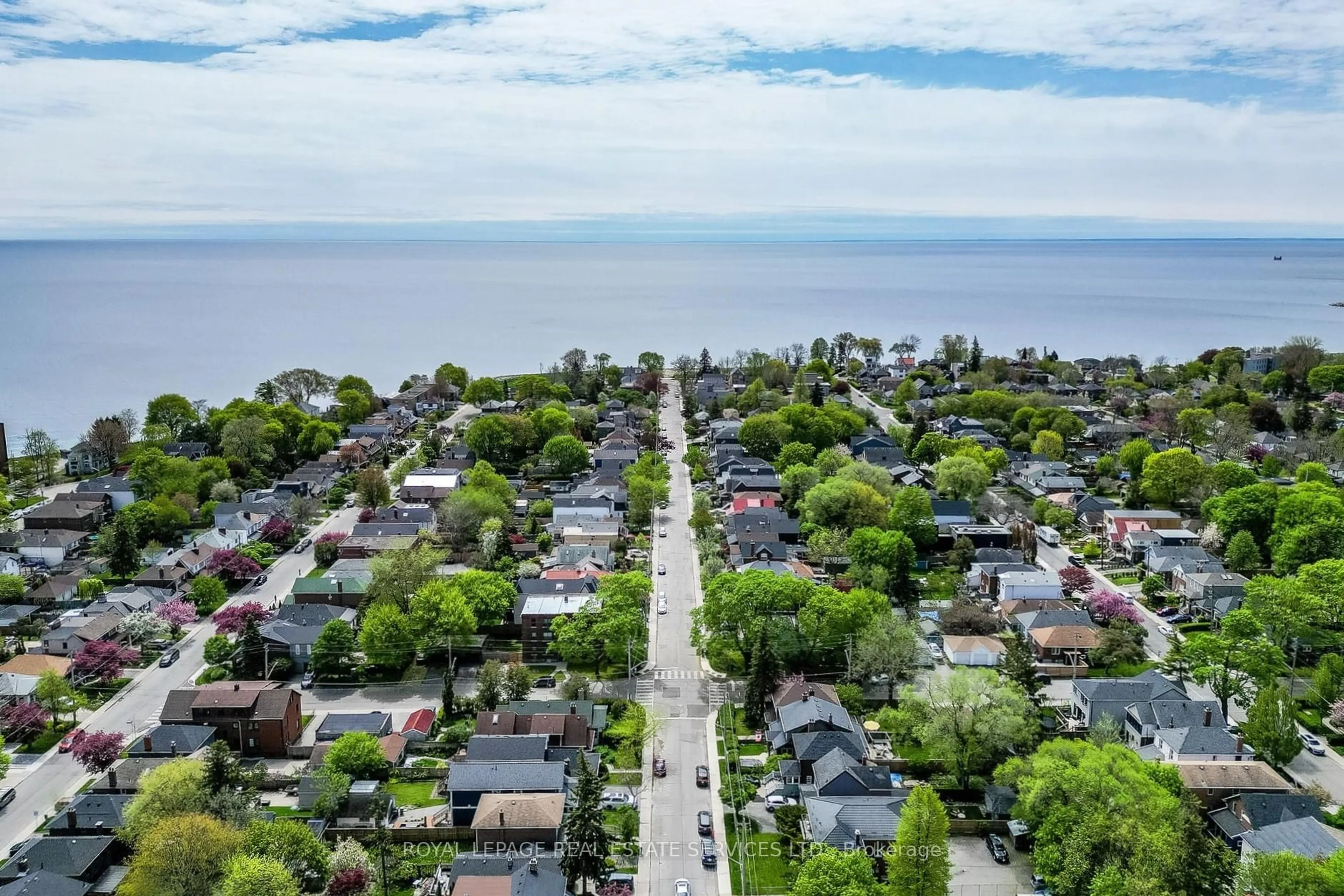 A pic from outside/outdoor area/front of a property/back of a property/a pic from drone, street for 74 Sixth St, Toronto Ontario M8V 3A3