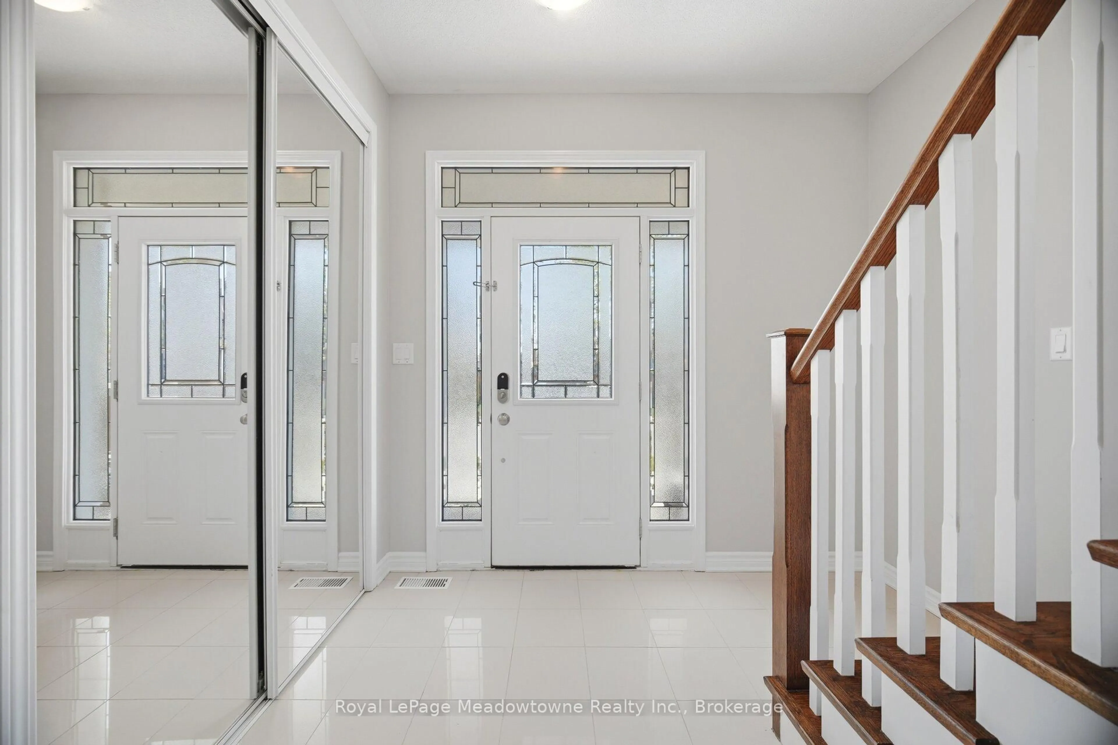 Indoor foyer for 1518 Clitherow St, Milton Ontario L9E 0B1