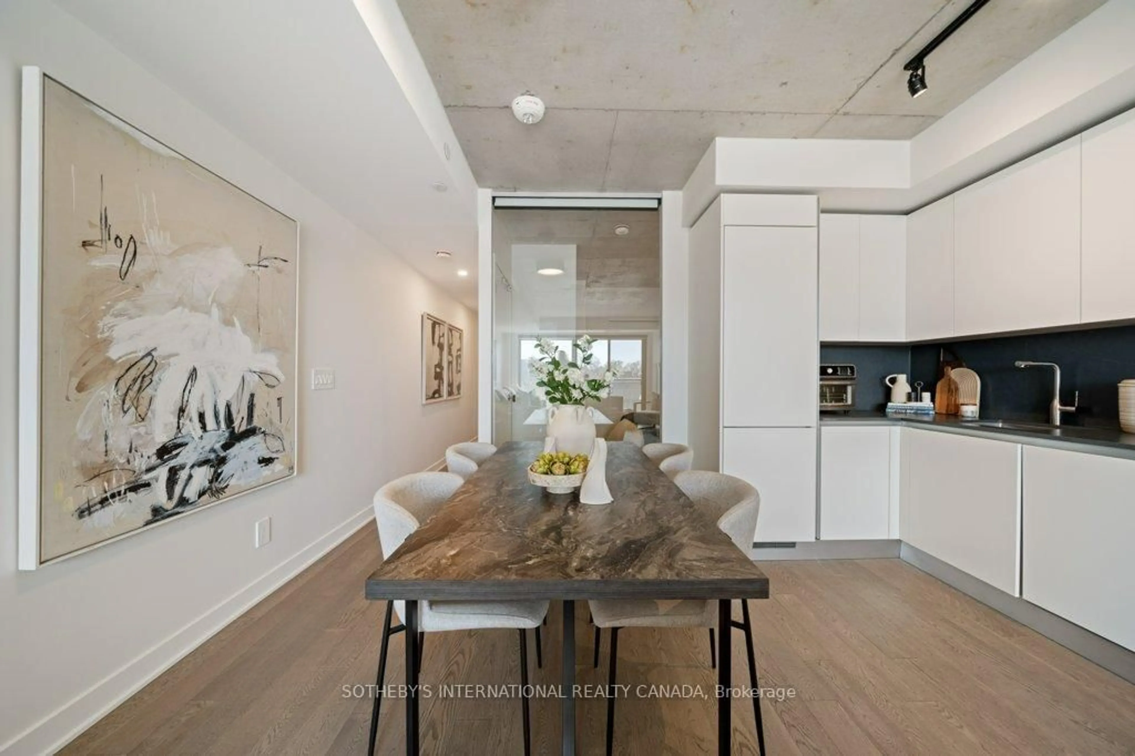 Unknown for 2720 Dundas St #323, Toronto Ontario M6P 1Y2