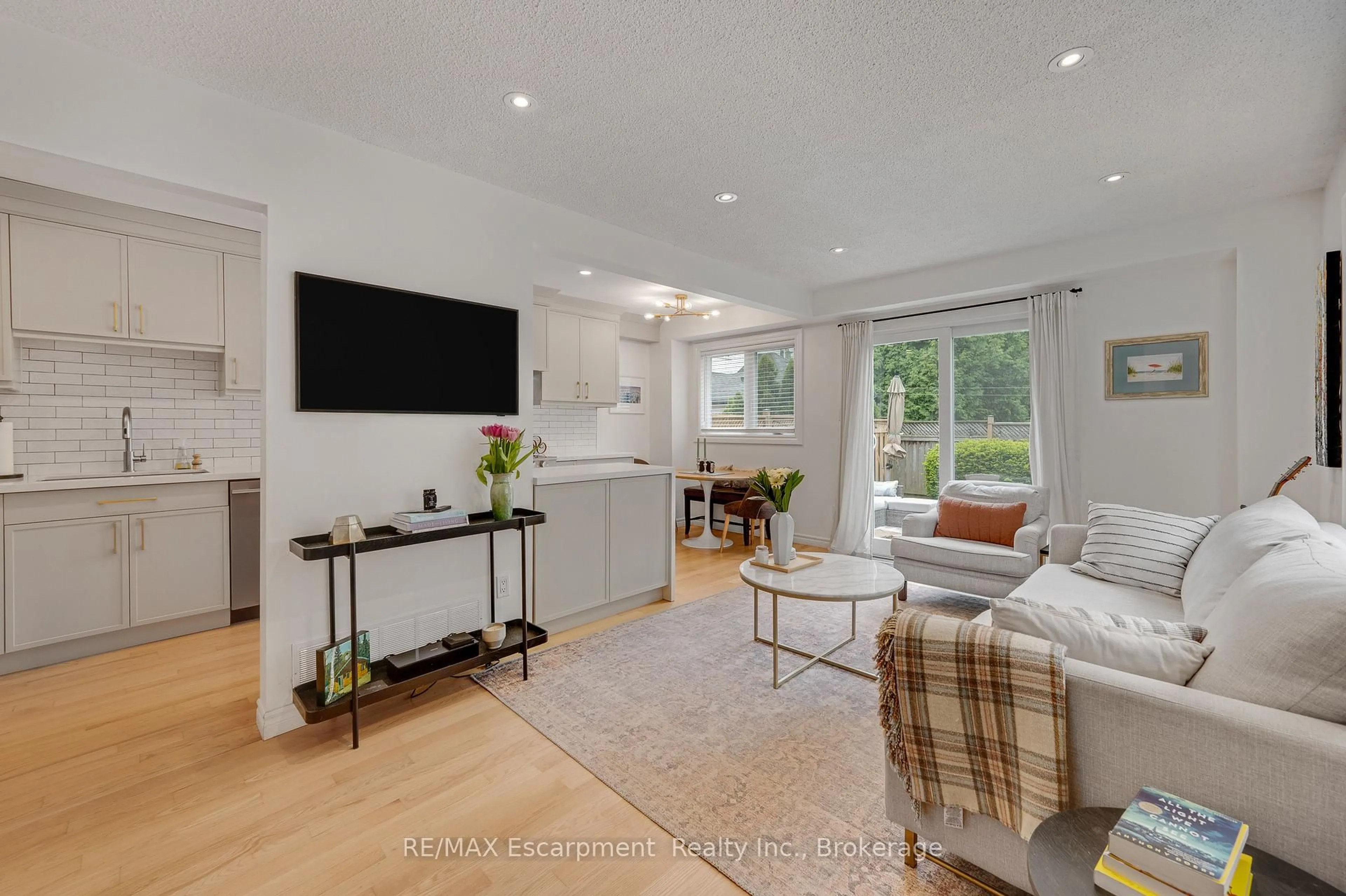 Living room with furniture, unknown for 2411 Sovereign St #6, Oakville Ontario L6L 1M1