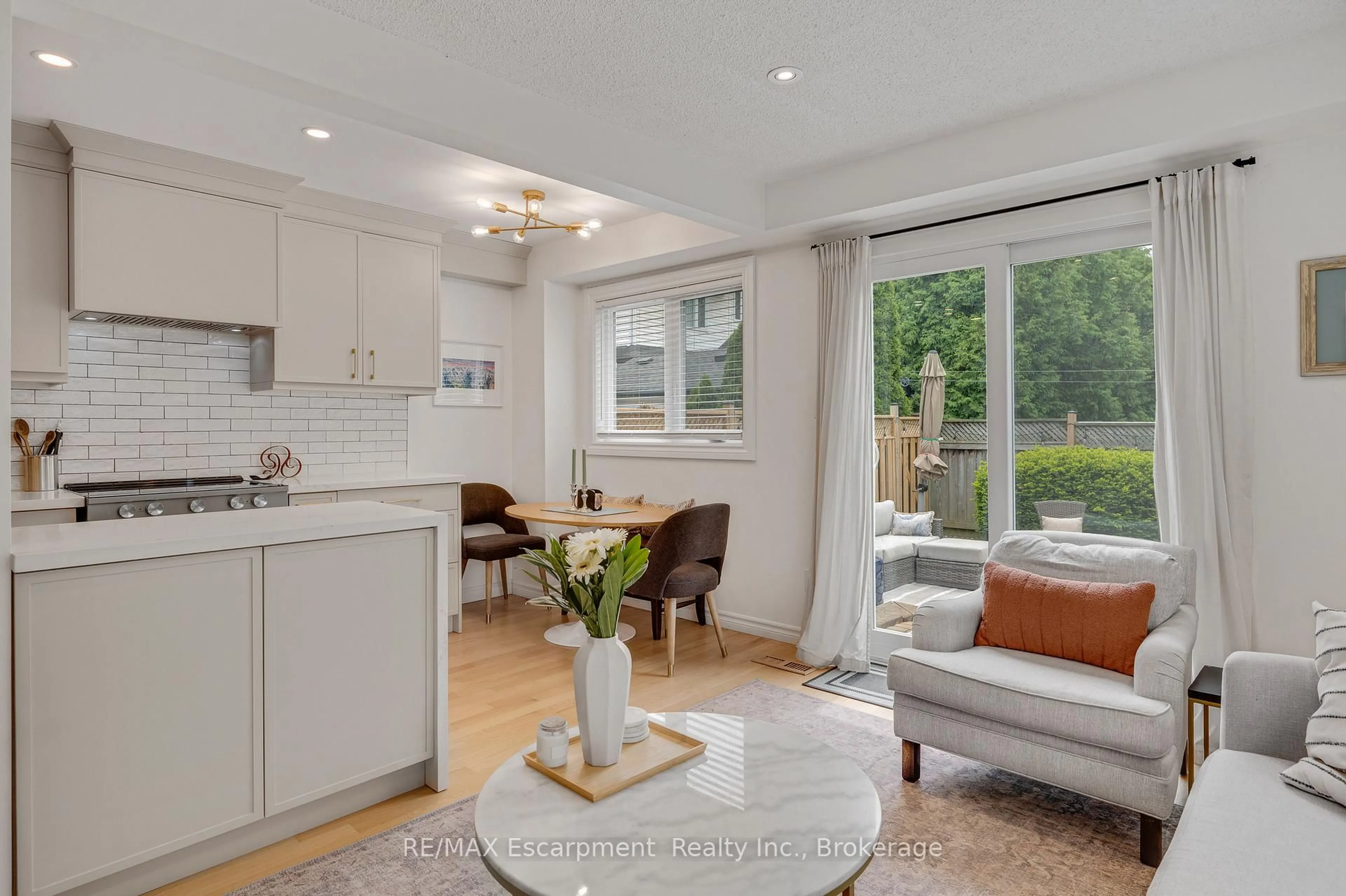 Open concept kitchen, unknown for 2411 Sovereign St #6, Oakville Ontario L6L 1M1