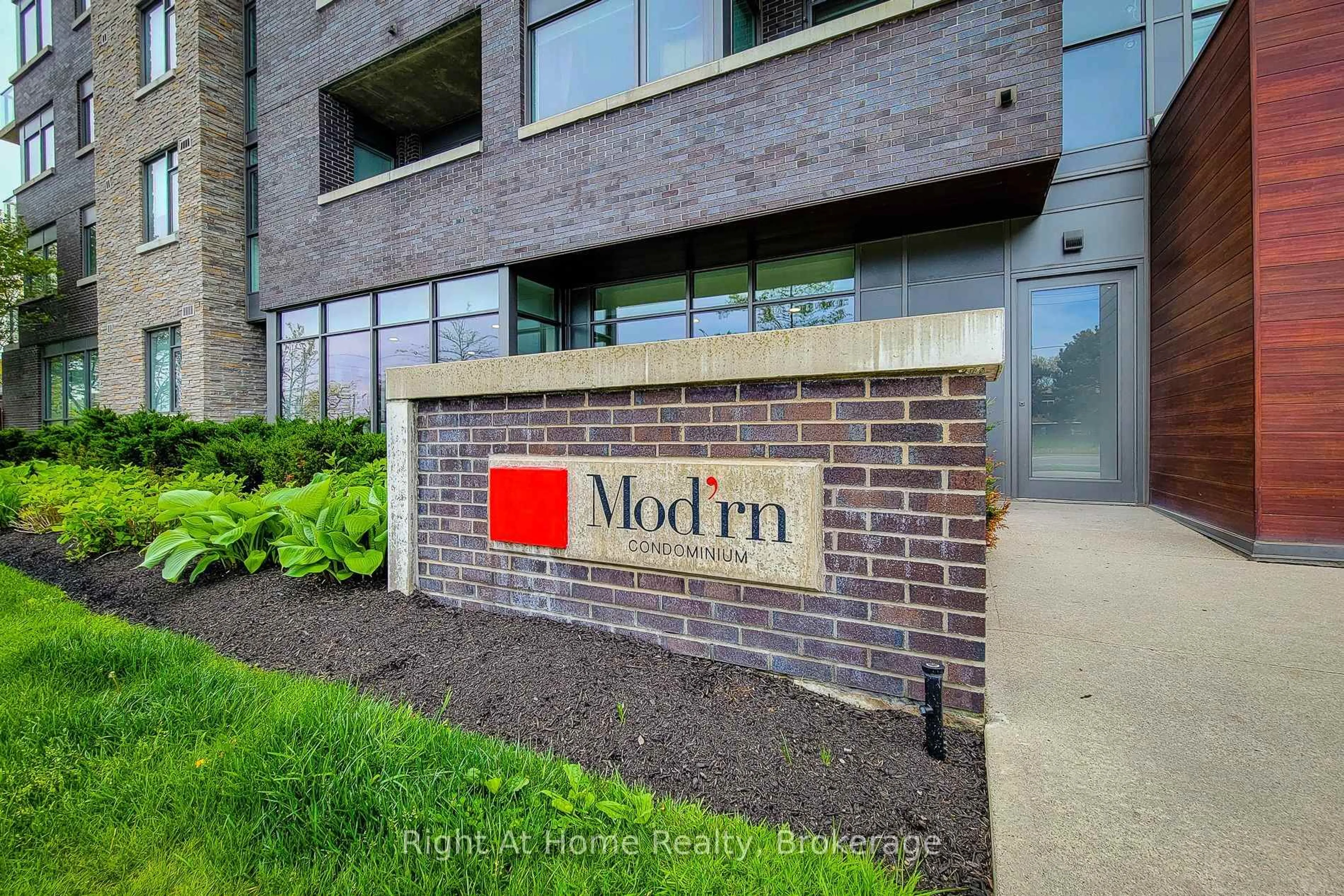 Indoor foyer for 1284 Guelph Line #318, Burlington Ontario L7P 0T9
