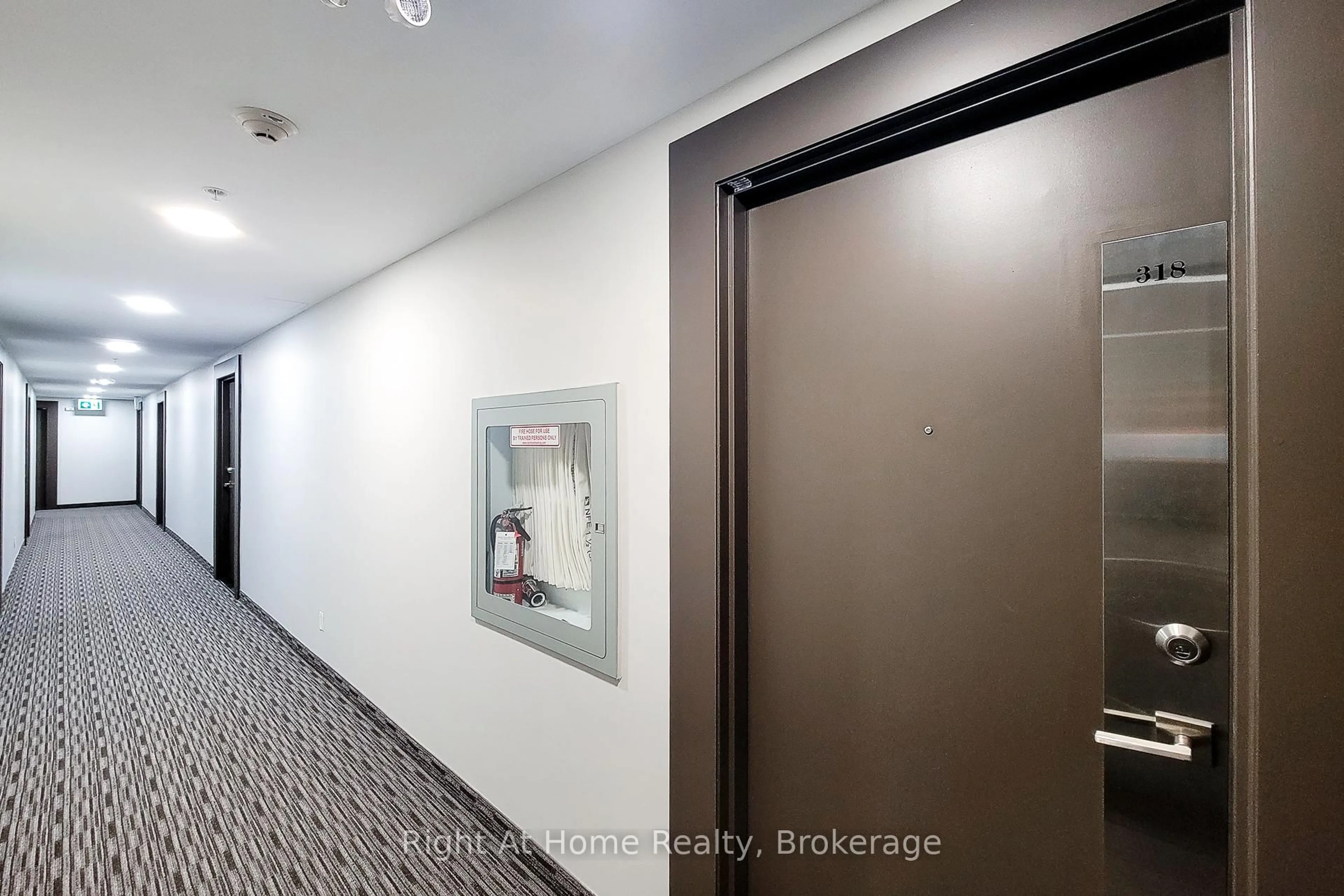 Indoor foyer for 1284 Guelph Line #318, Burlington Ontario L7P 0T9