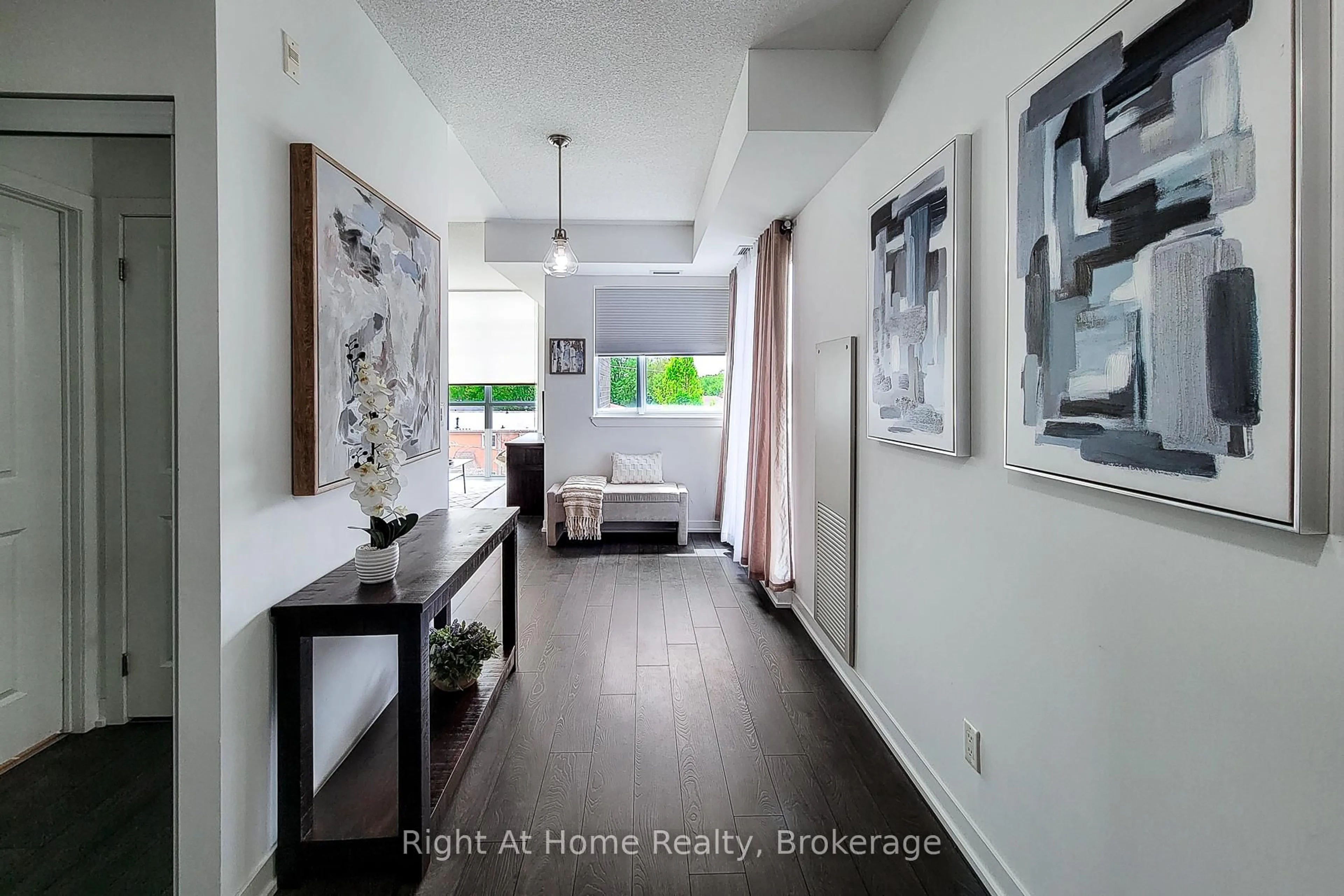 Indoor entryway for 1284 Guelph Line #318, Burlington Ontario L7P 0T9