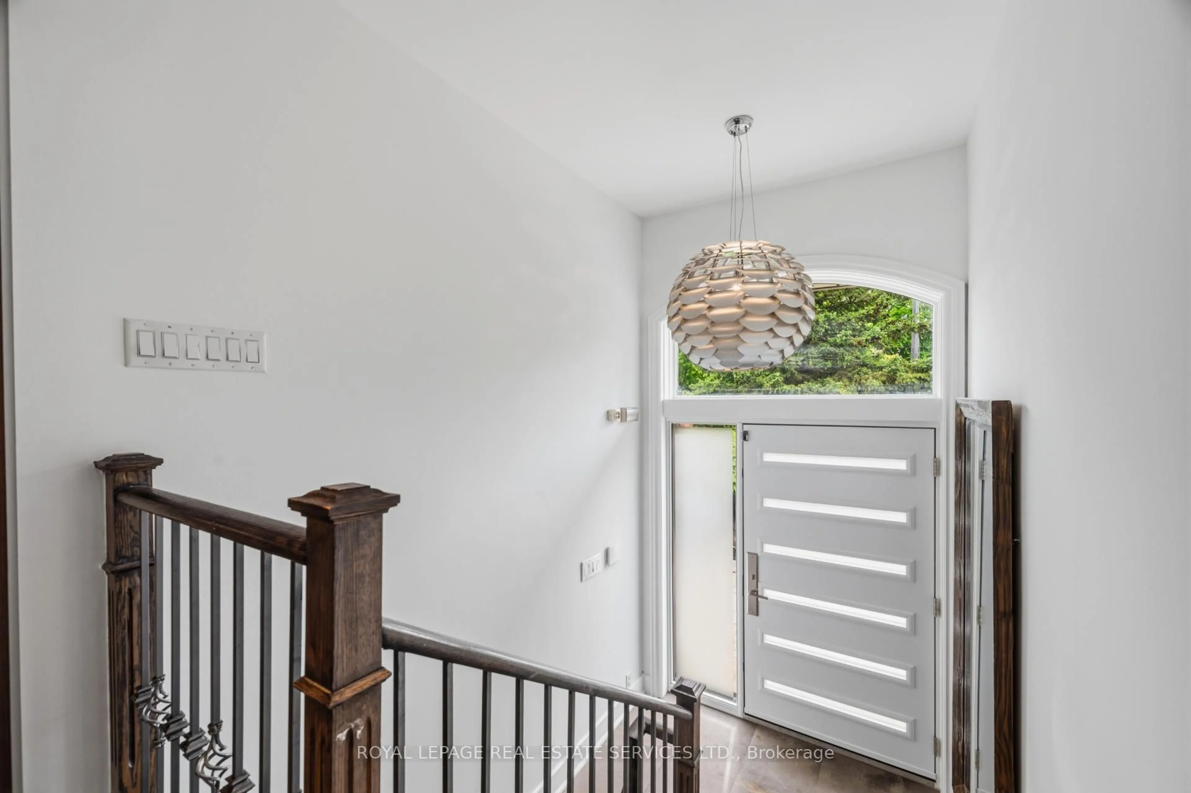 Indoor entryway for 27 Princess Anne Cres, Toronto Ontario M9A 2N9