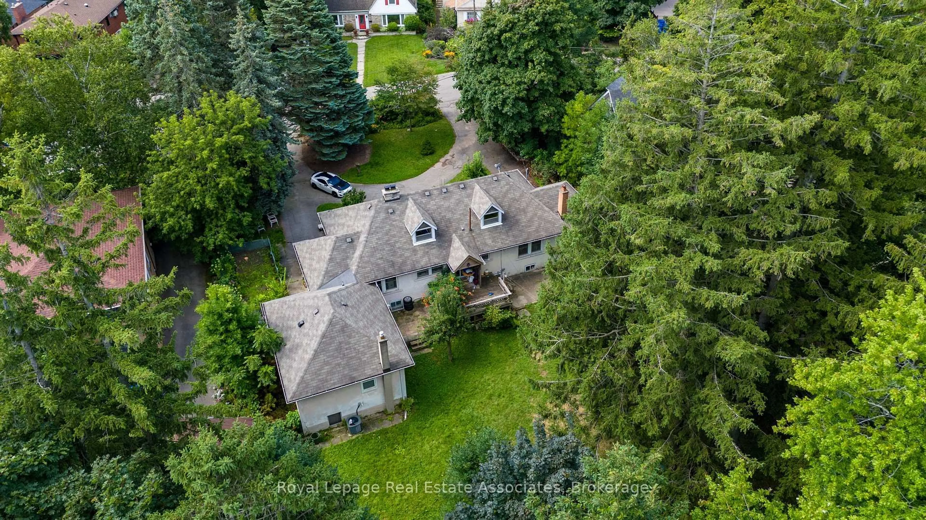 A pic from outside/outdoor area/front of a property/back of a property/a pic from drone, street for 11 Ben Machree Dr, Mississauga Ontario L5H 2S2