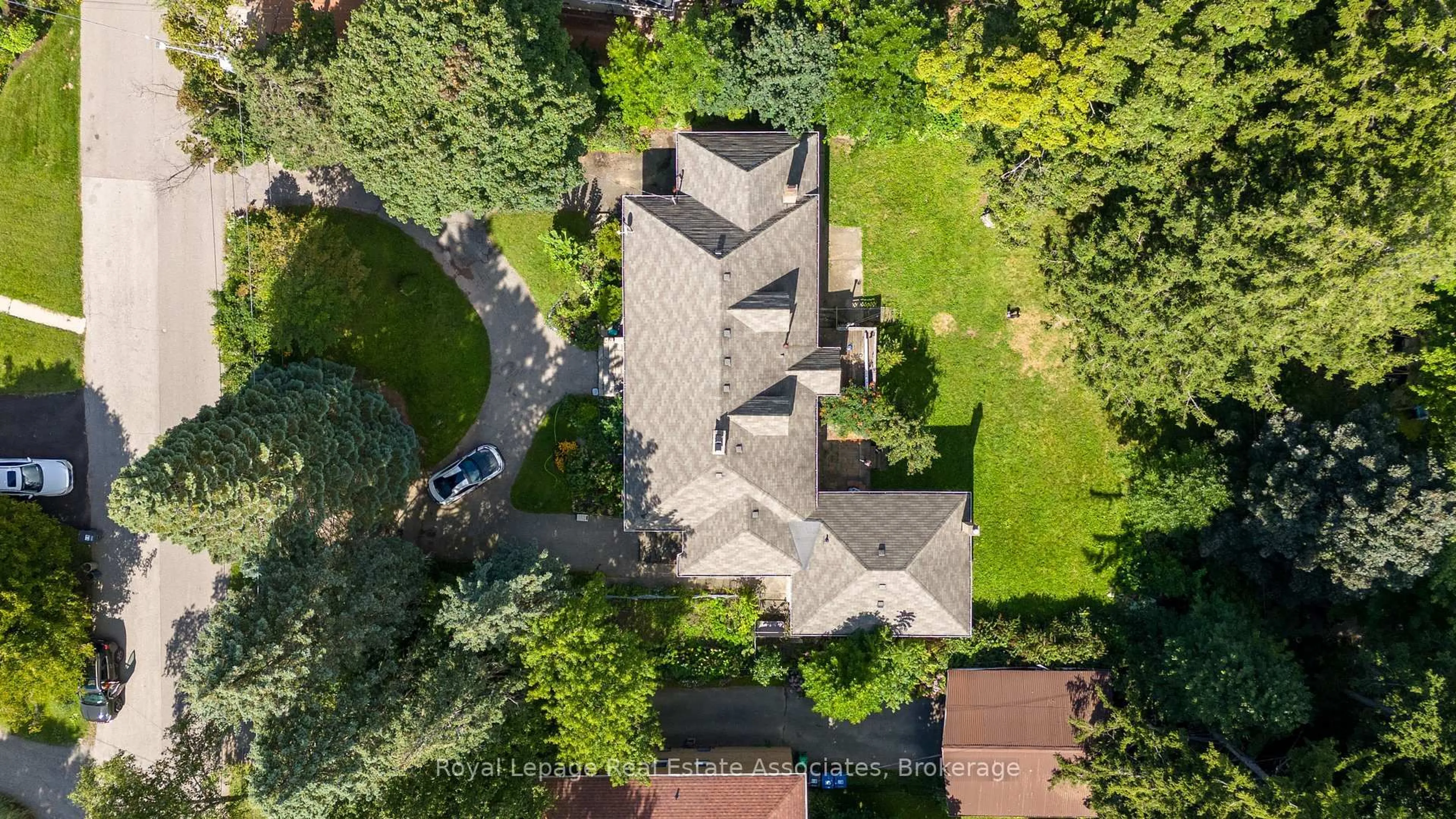 A pic from outside/outdoor area/front of a property/back of a property/a pic from drone, street for 11 Ben Machree Dr, Mississauga Ontario L5H 2S2