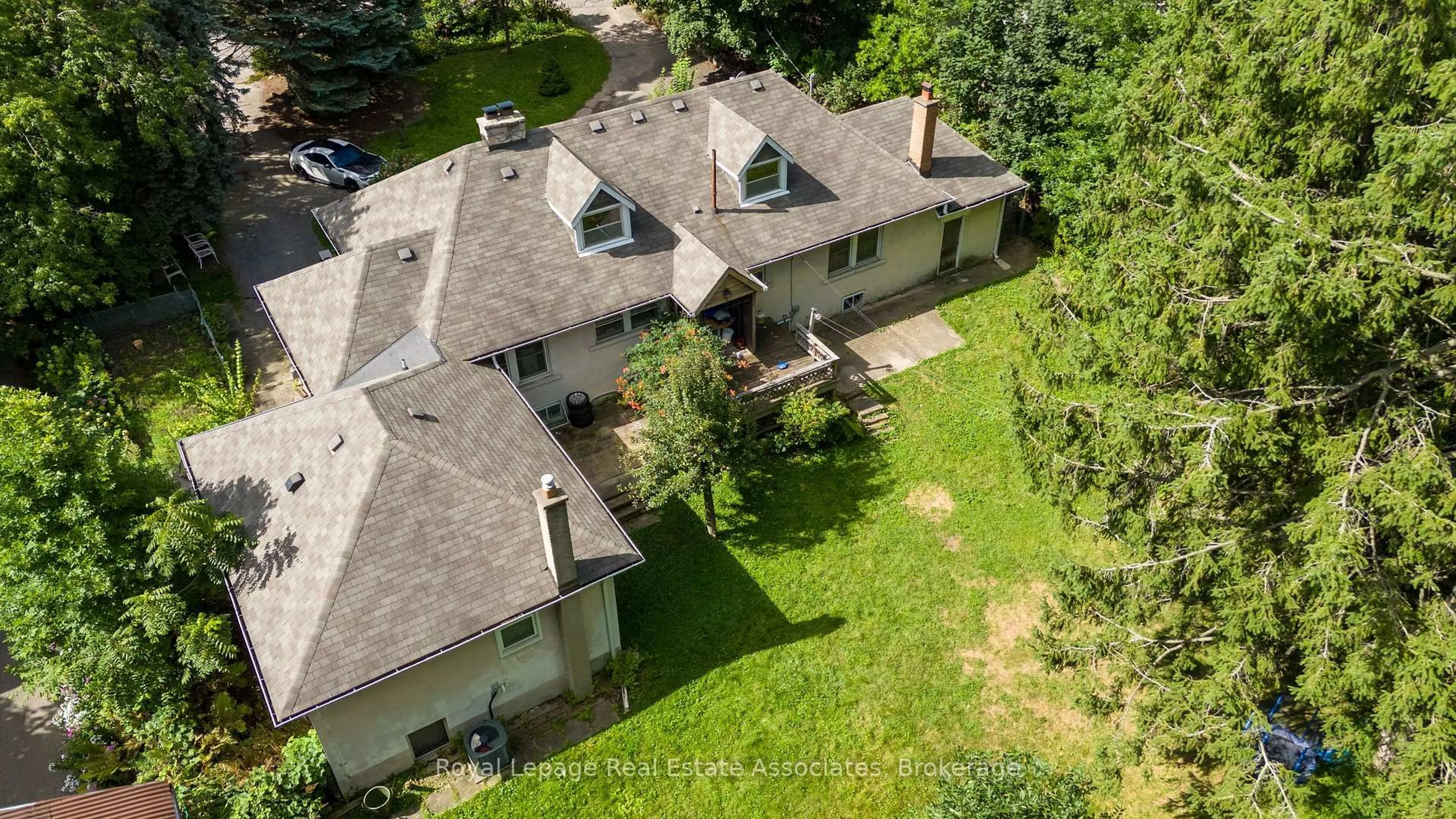 A pic from outside/outdoor area/front of a property/back of a property/a pic from drone, unknown for 11 Ben Machree Dr, Mississauga Ontario L5H 2S2