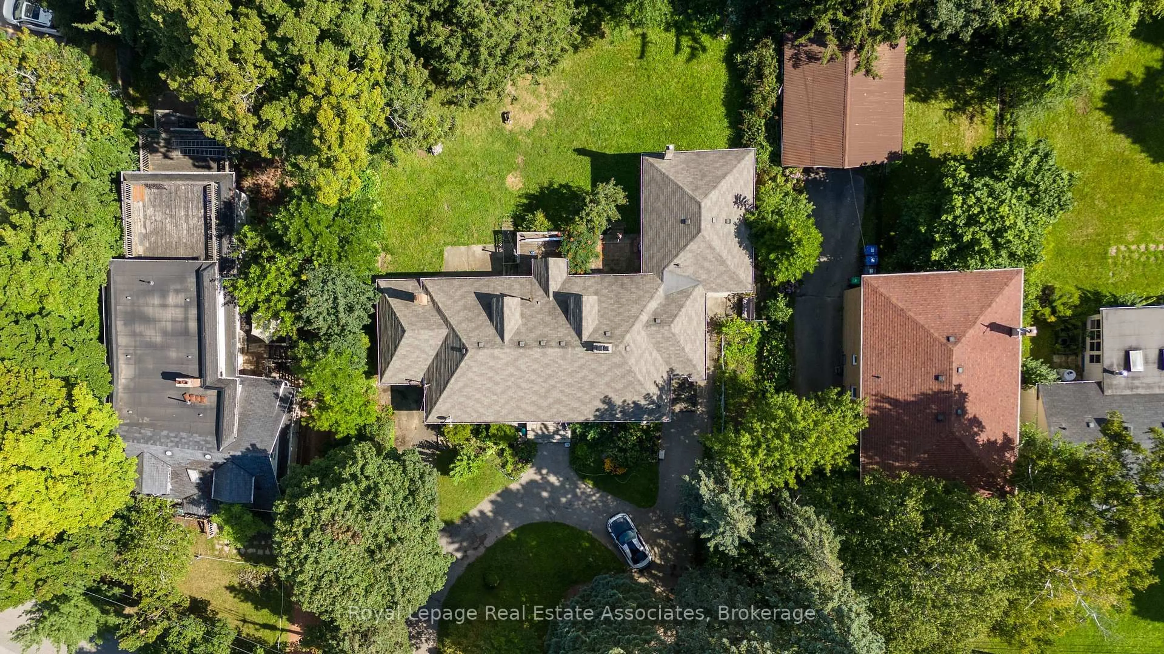 A pic from outside/outdoor area/front of a property/back of a property/a pic from drone, street for 11 Ben Machree Dr, Mississauga Ontario L5H 2S2