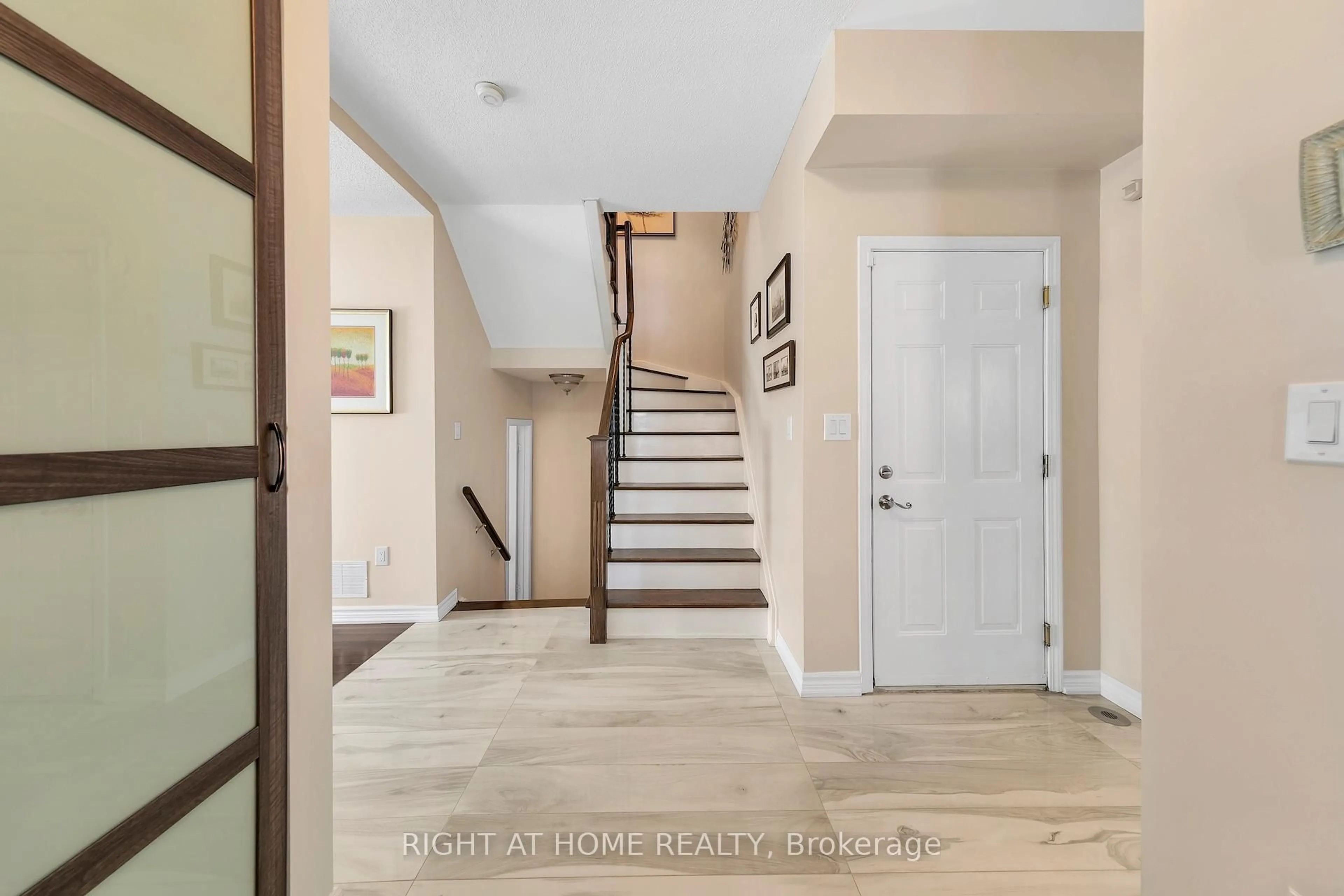 Indoor entryway for 740 Village Green Blvd, Mississauga Ontario L5E 3K8
