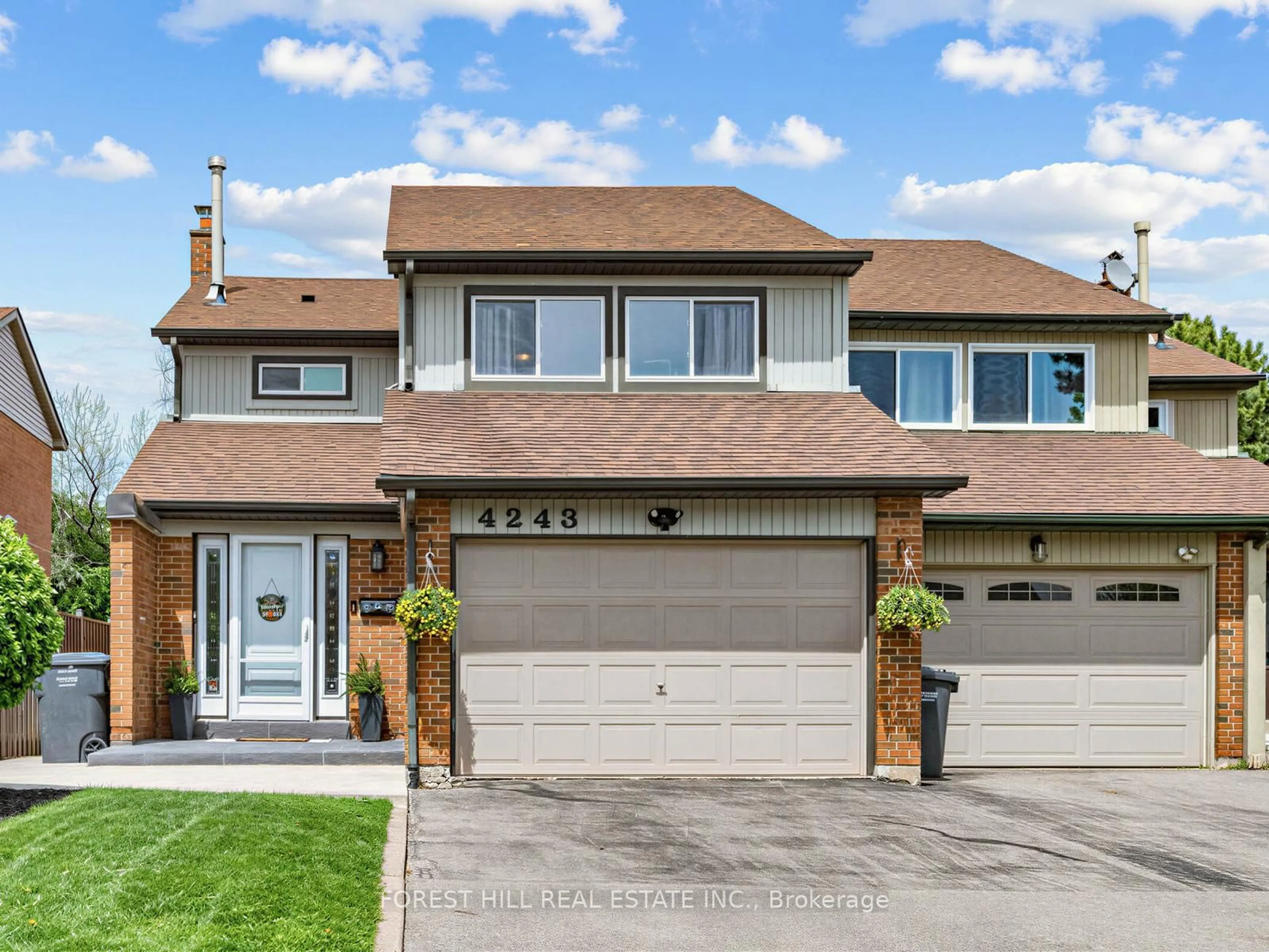 Home with vinyl exterior material, street for 4243 Thom Gdns, Mississauga Ontario L5L 2B4