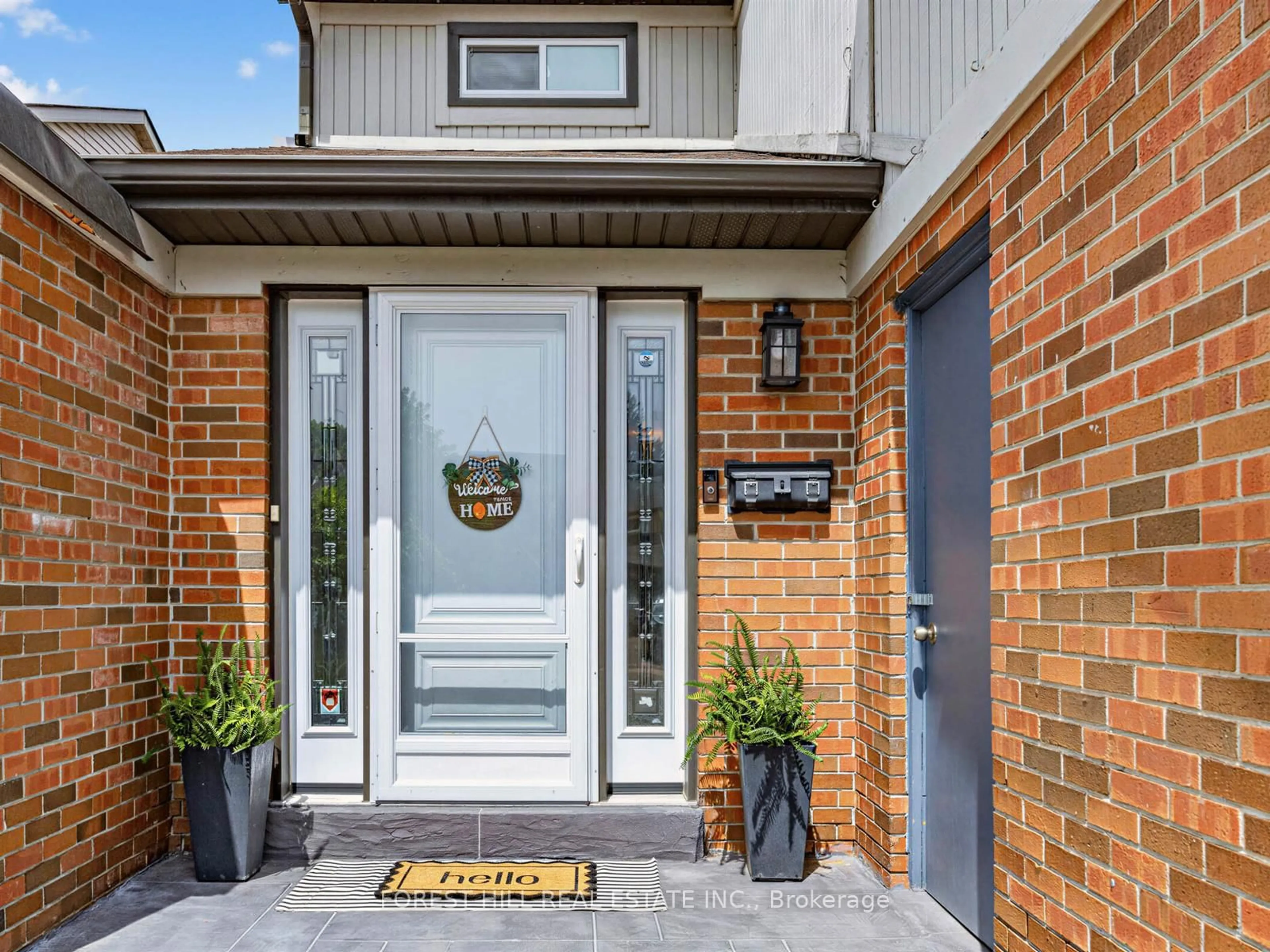 Indoor entryway for 4243 Thom Gdns, Mississauga Ontario L5L 2B4