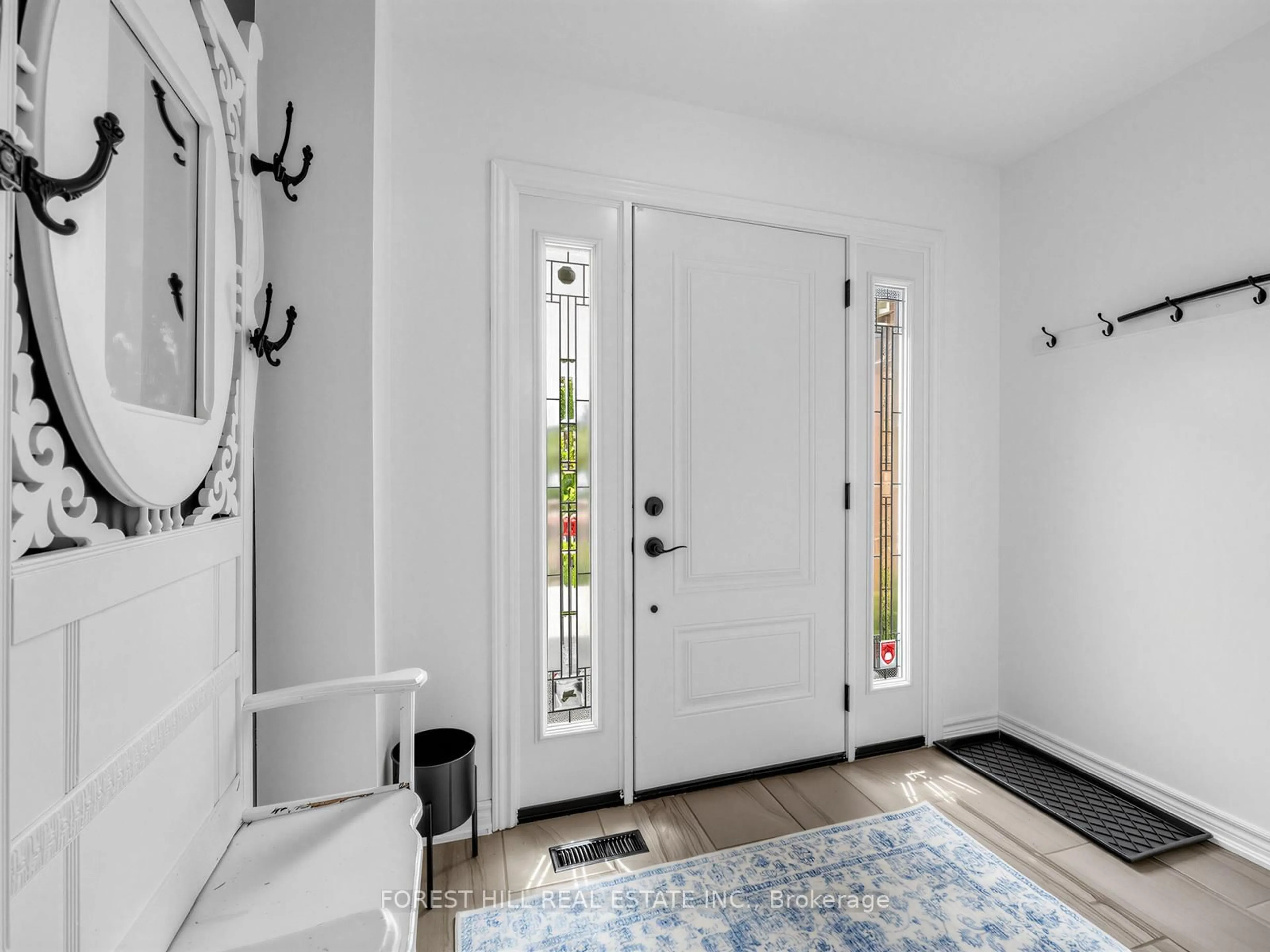 Indoor entryway for 4243 Thom Gdns, Mississauga Ontario L5L 2B4