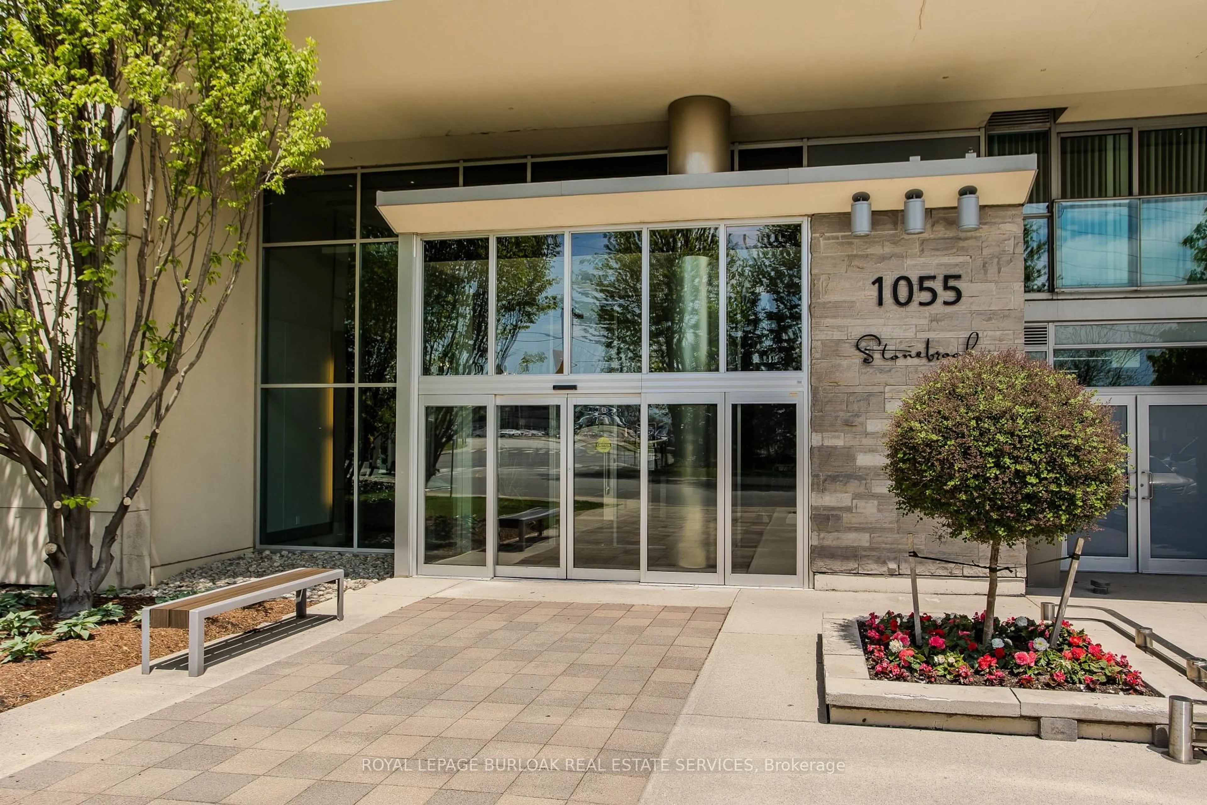 Indoor foyer for 1055 Southdown Rd #312, Mississauga Ontario L5J 0A3