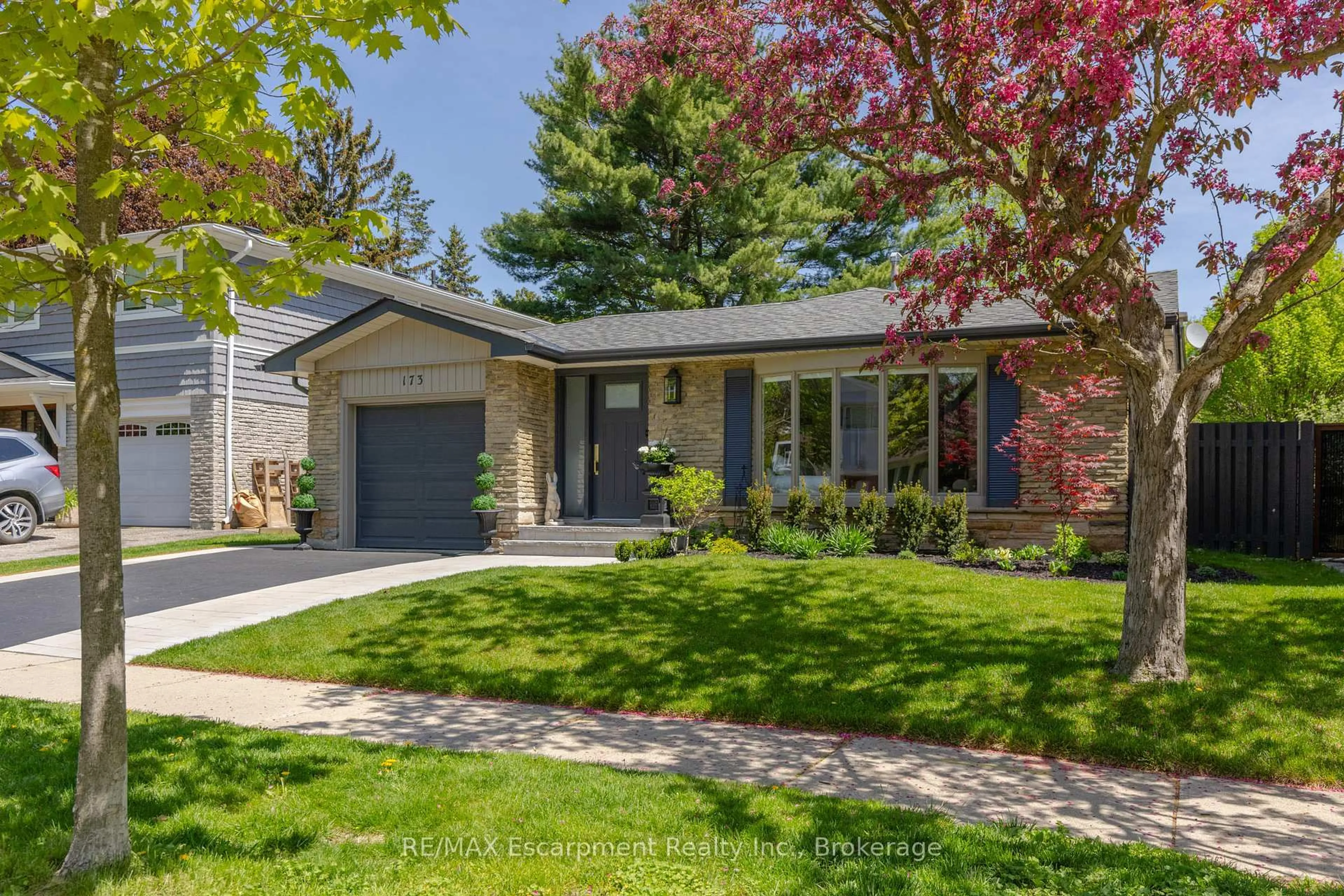 Home with vinyl exterior material, street for 173 Chebucto Dr, Oakville Ontario L6J 5R1