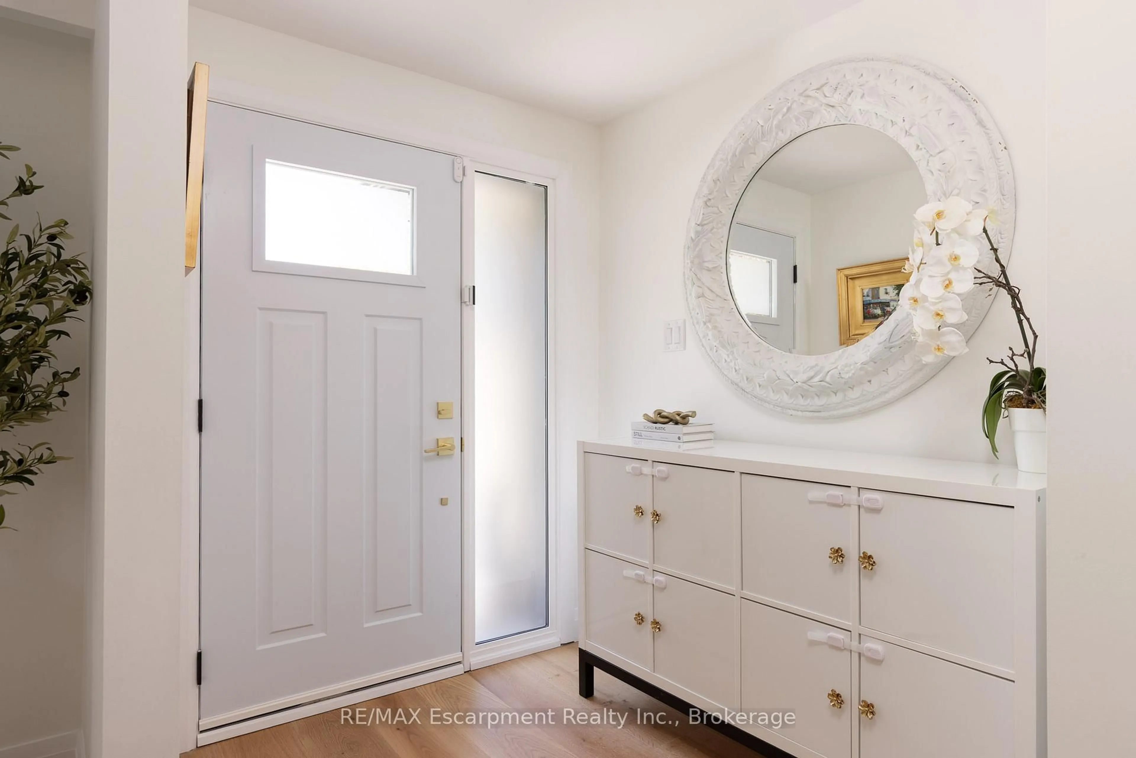 Indoor entryway for 173 Chebucto Dr, Oakville Ontario L6J 5R1
