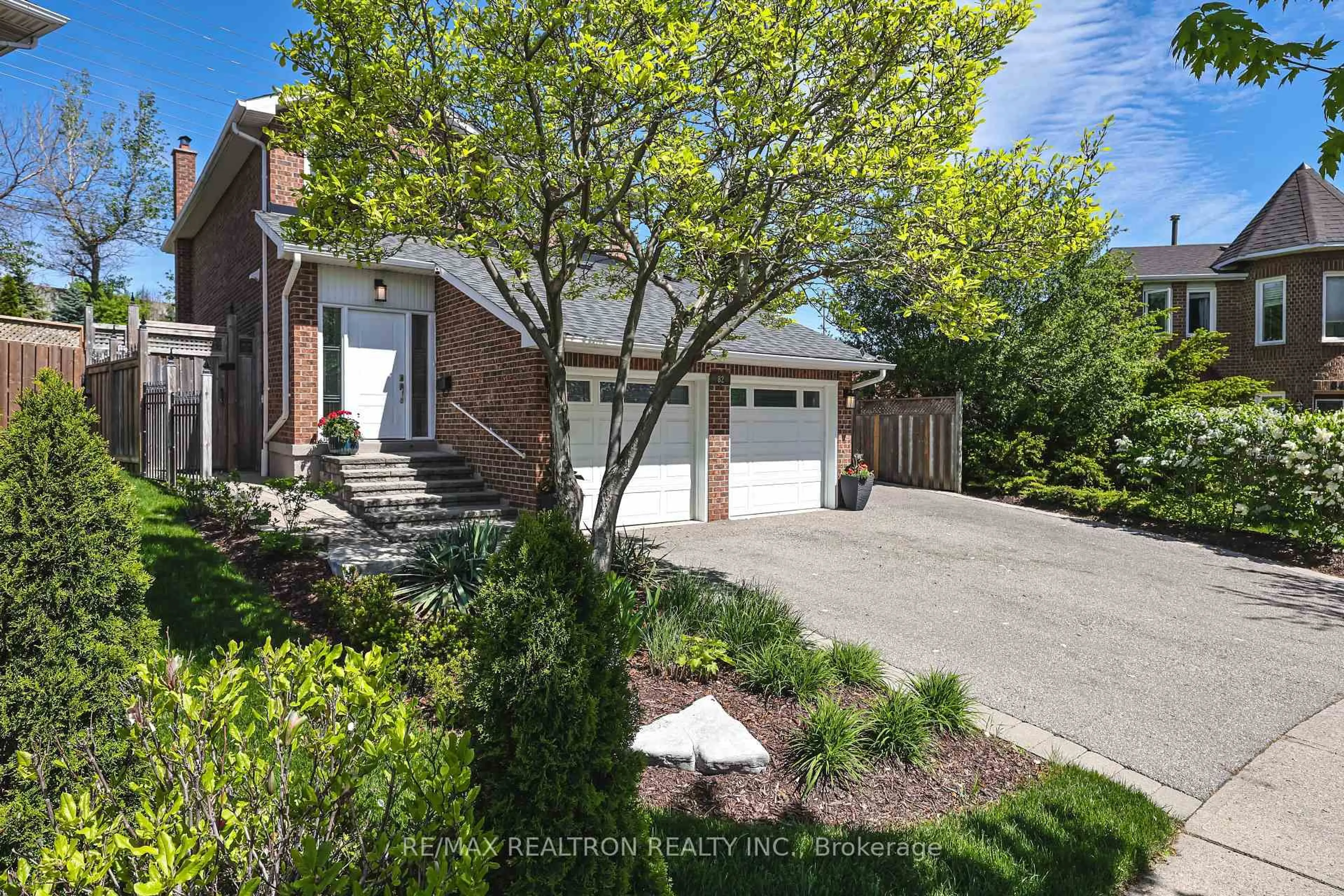 A pic from outside/outdoor area/front of a property/back of a property/a pic from drone, street for 82 Philosophers Tr, Brampton Ontario L6S 4C9