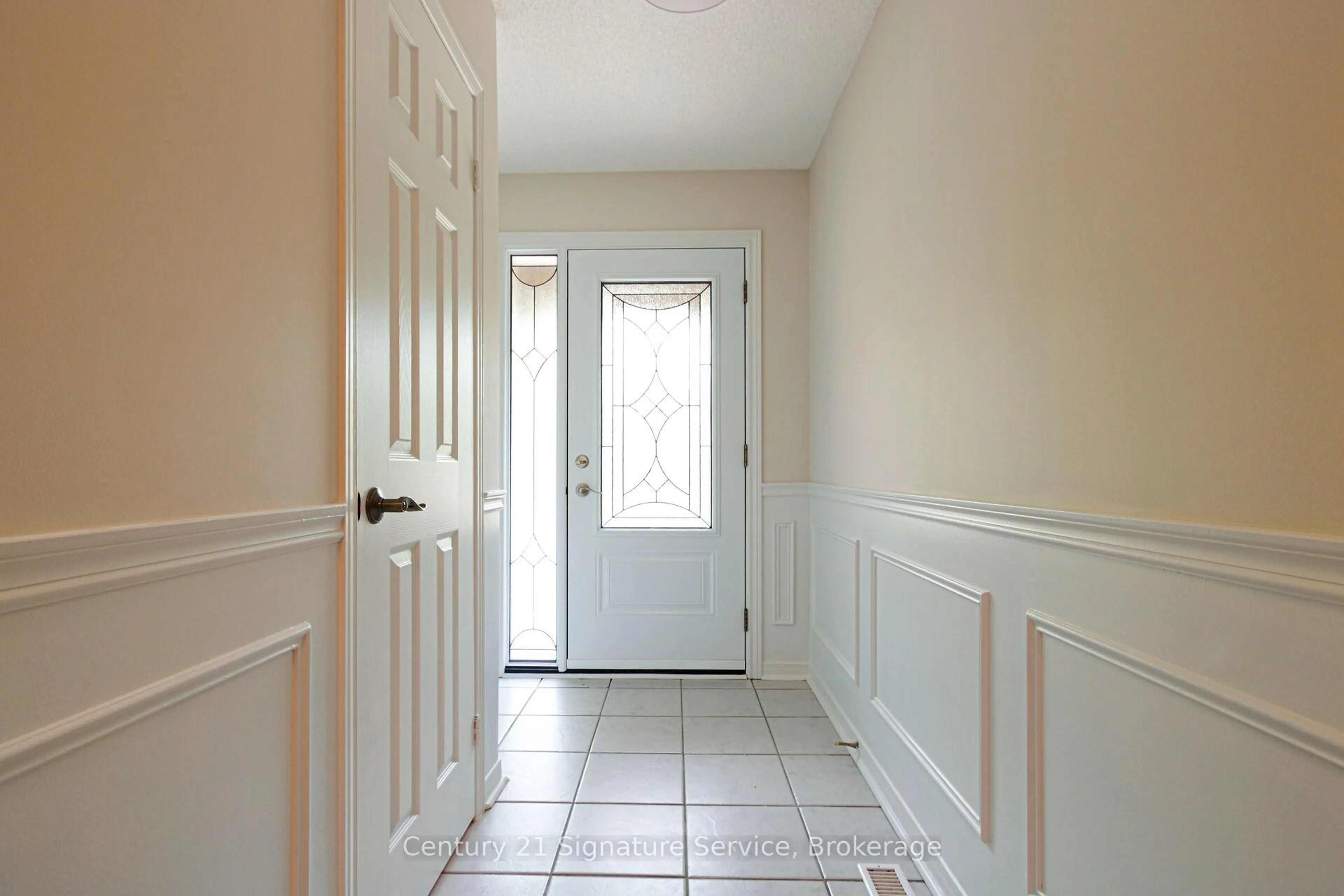 Indoor entryway for 2395 Stefi Tr, Oakville Ontario L6H 5Y5