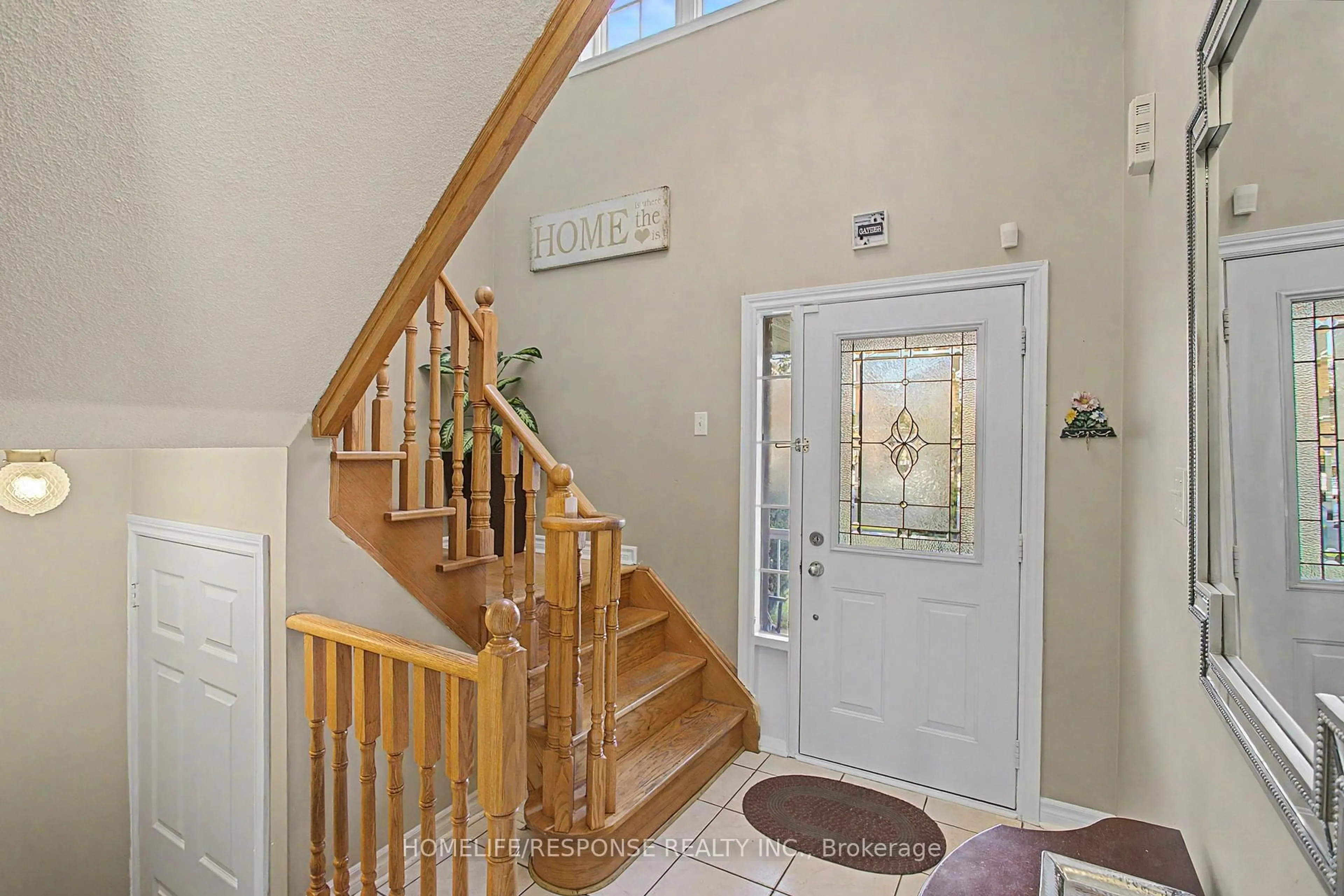 Indoor foyer for 16 Angelucci Dr, Brampton Ontario L6P 1G7