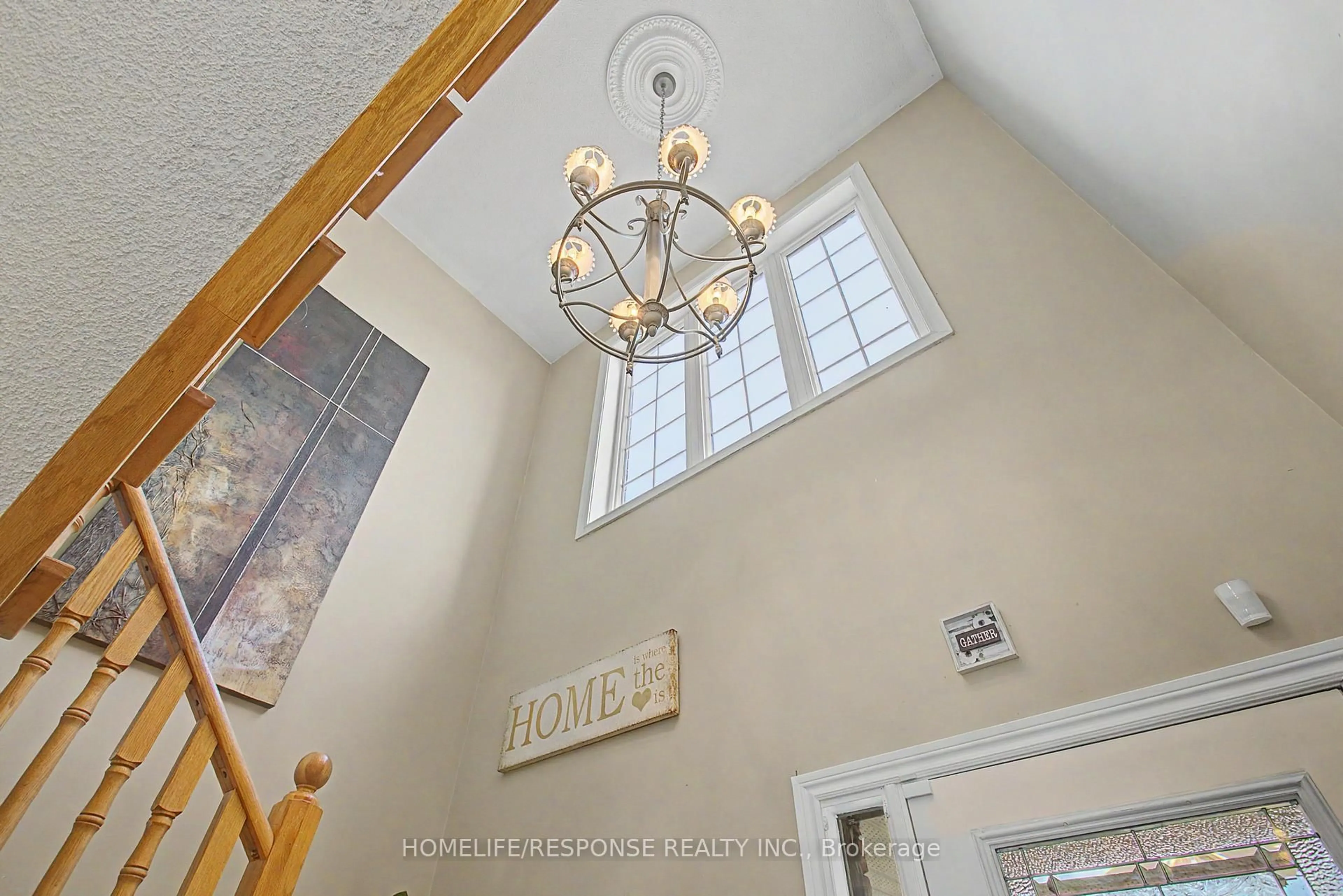 Indoor foyer for 16 Angelucci Dr, Brampton Ontario L6P 1G7