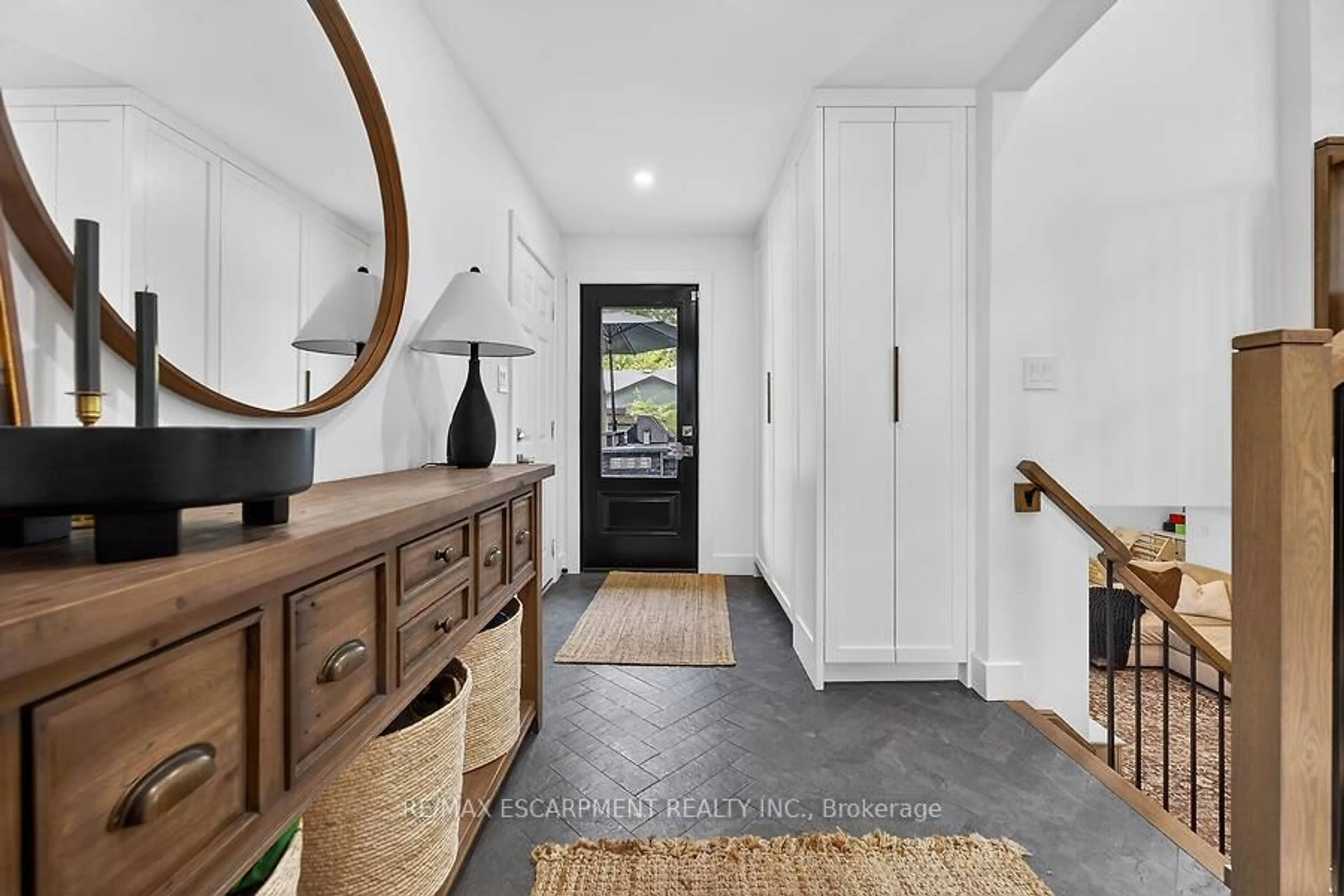 Indoor entryway for 3088 PALMER Dr, Burlington Ontario L7M 1S9