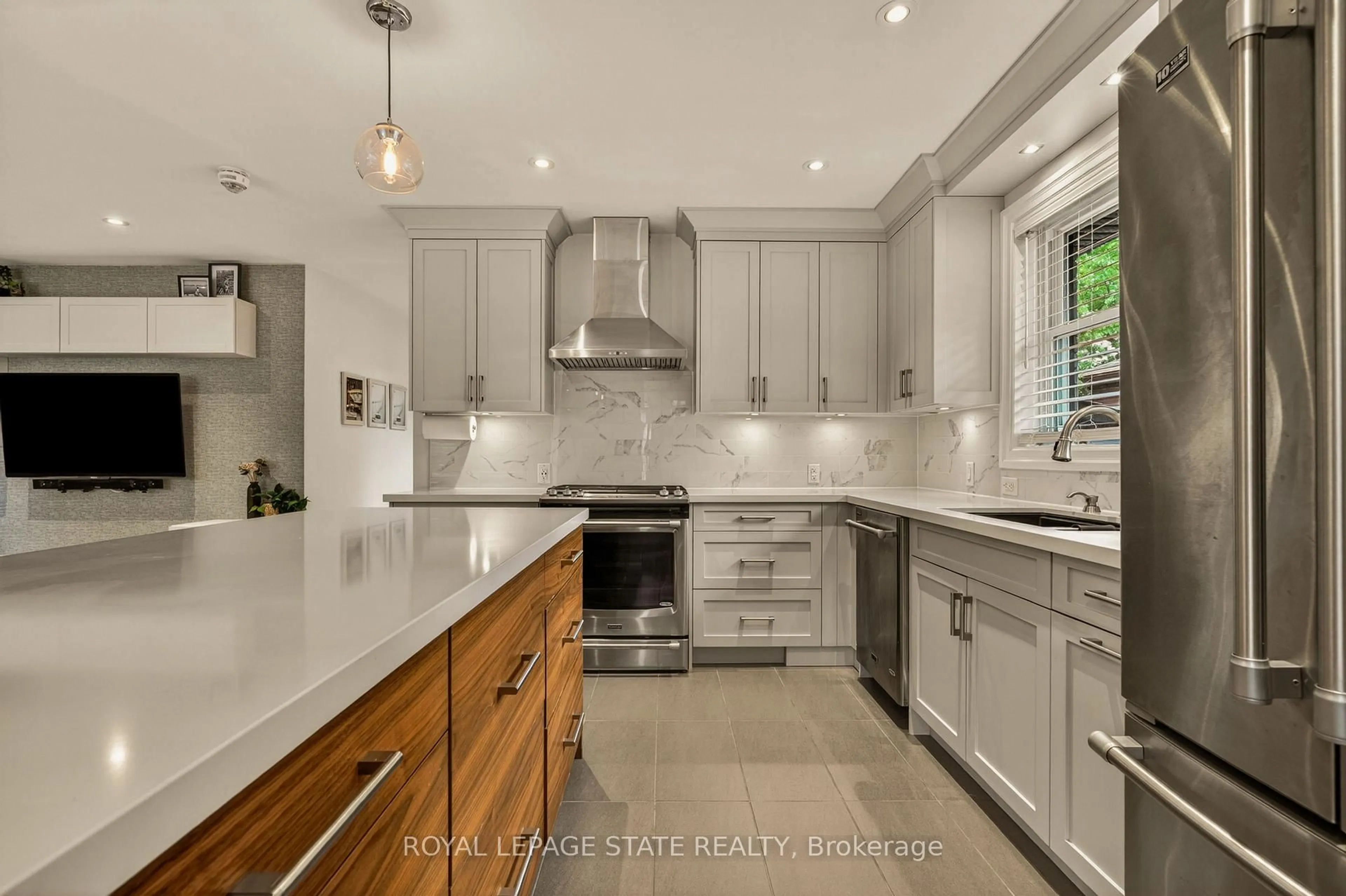 Open concept kitchen, ceramic/tile floor for 1396 Niels Ave, Burlington Ontario L7P 2E4