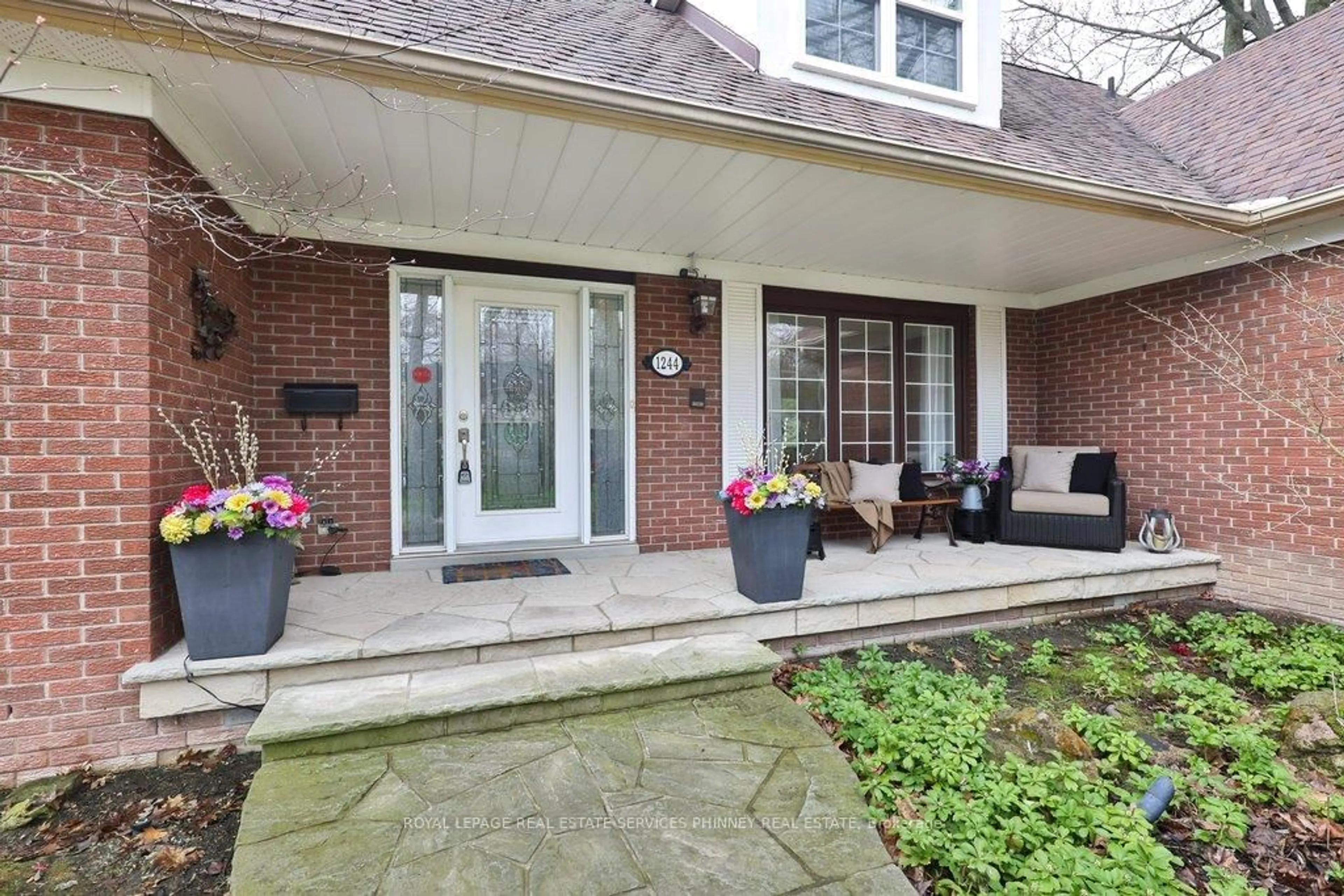 Patio, street for 1244 Woodland Ave, Mississauga Ontario L5G 2X9