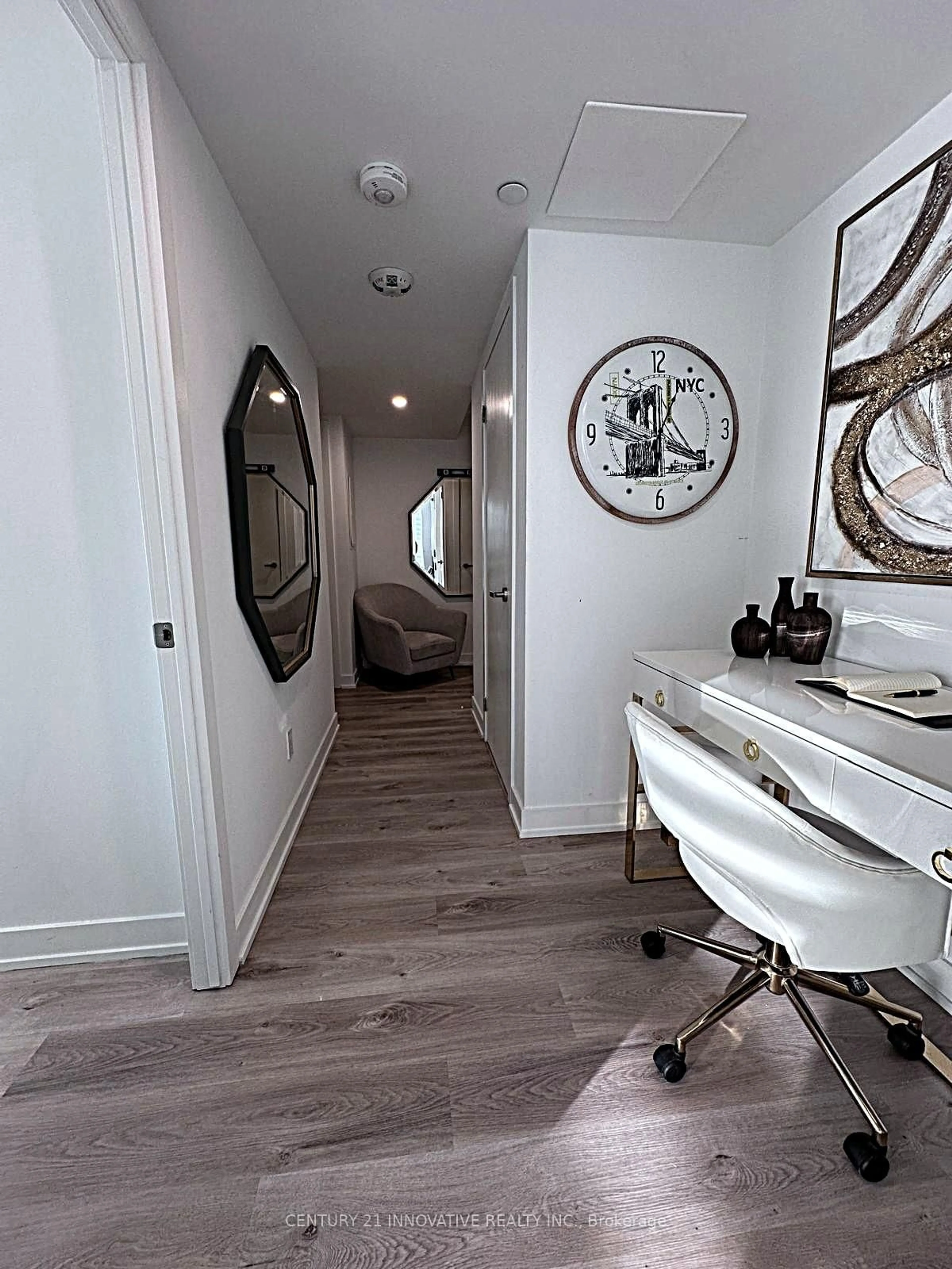 Indoor entryway for 370 Martha St #1710, Burlington Ontario L7R 0G9