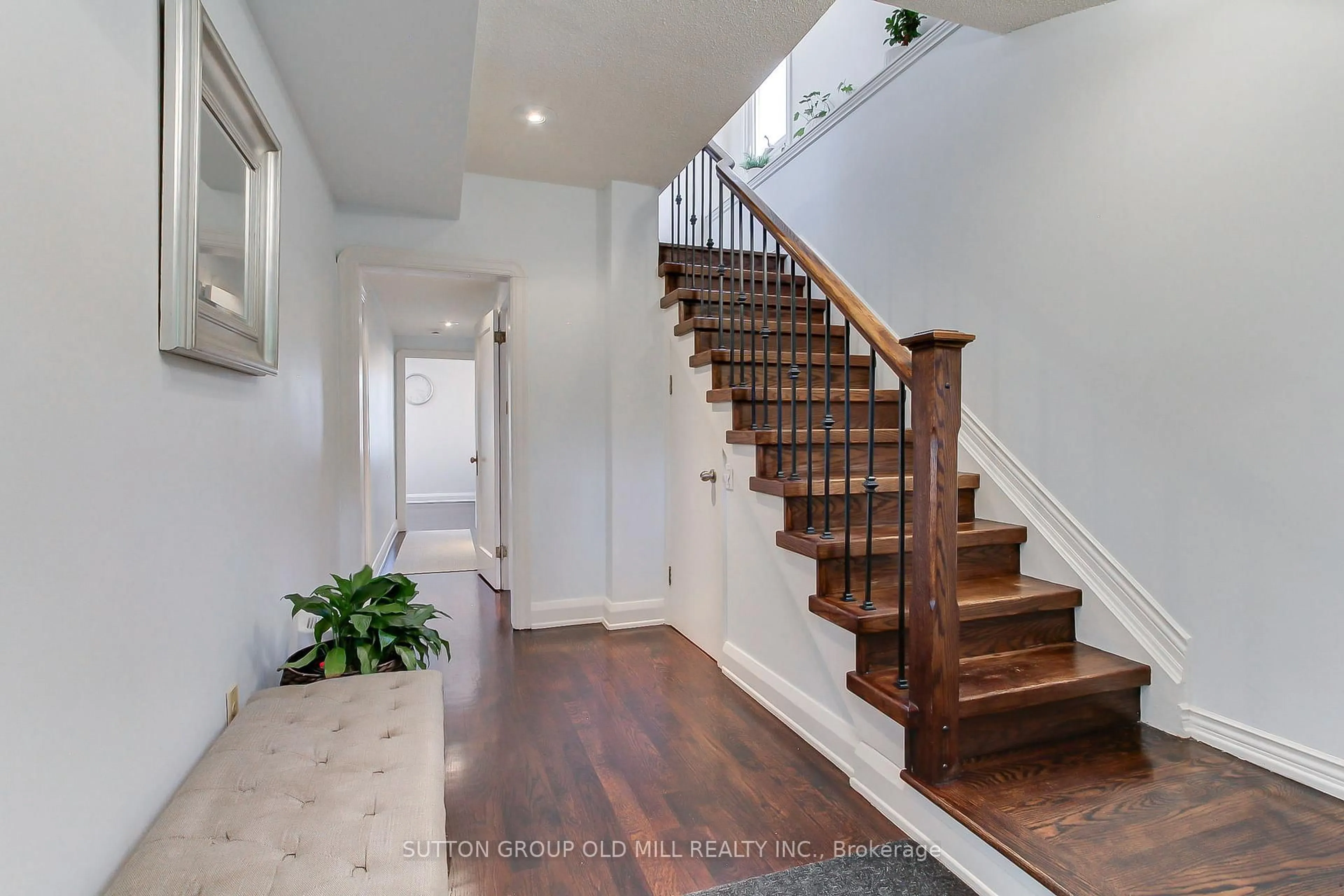 Indoor entryway for 8 Lockheed Blvd, Toronto Ontario M9P 2H6