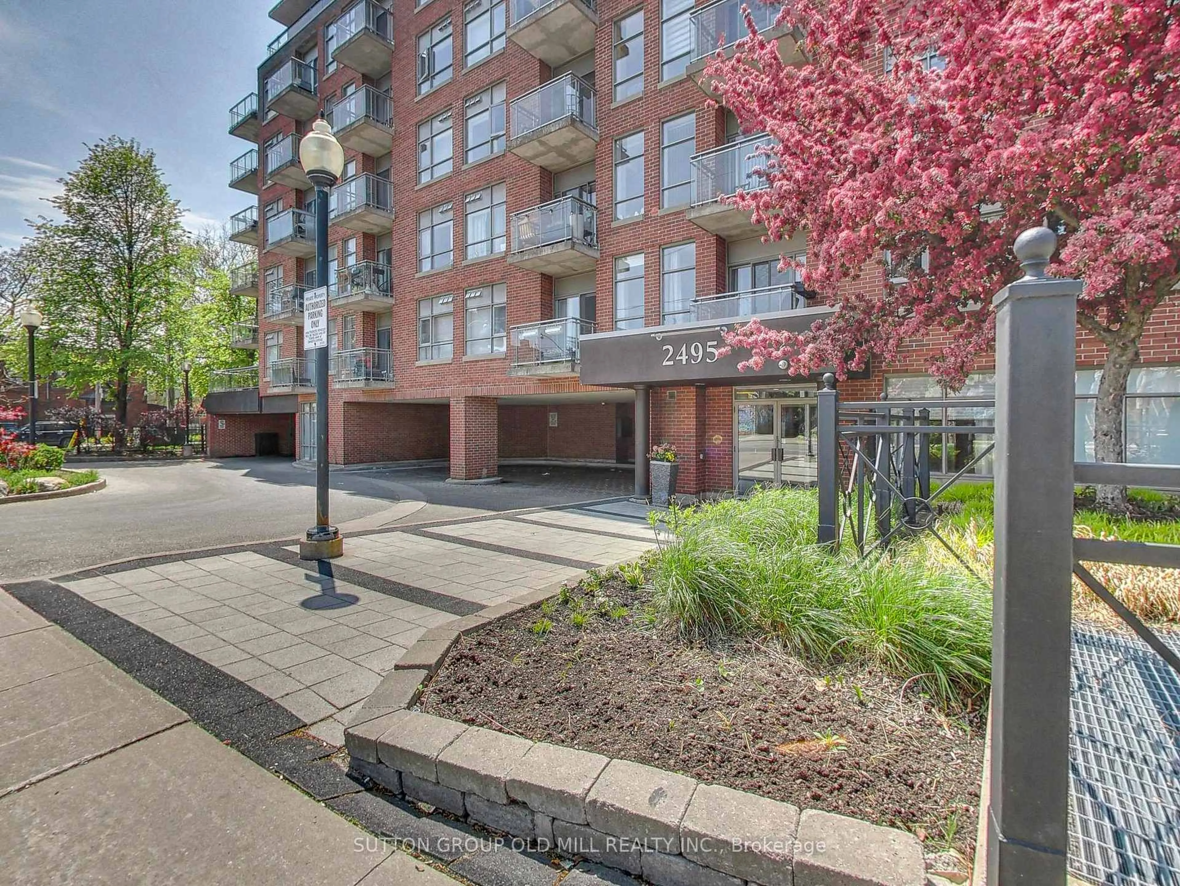 Unknown for 2495 Dundas St #712, Toronto Ontario M6P 1X4