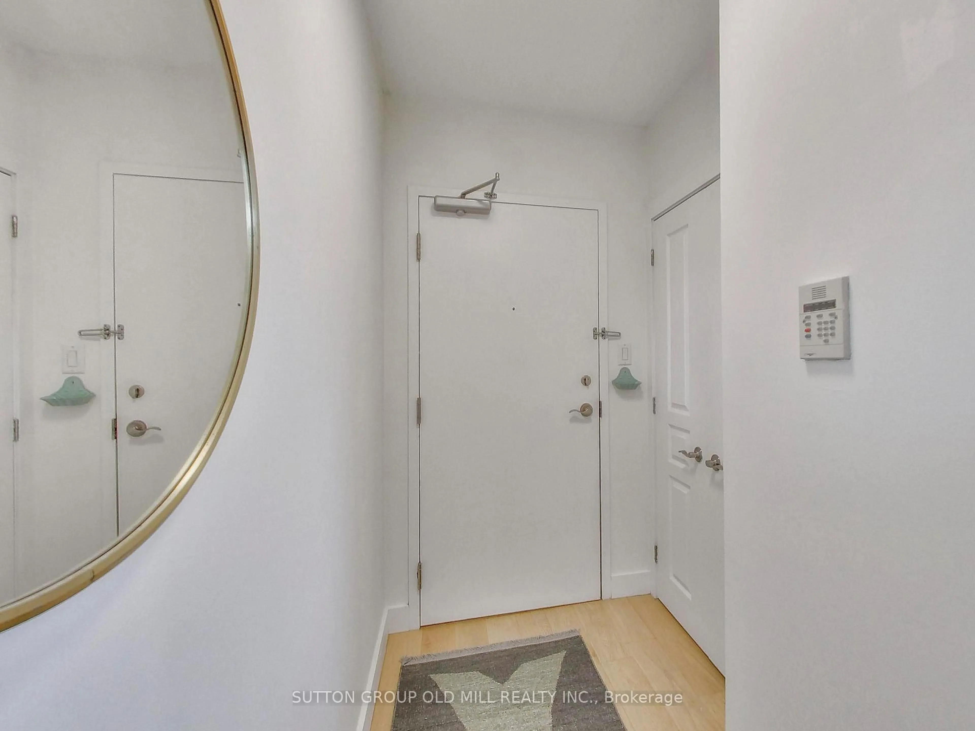 Indoor entryway for 2495 Dundas St #712, Toronto Ontario M6P 1X4