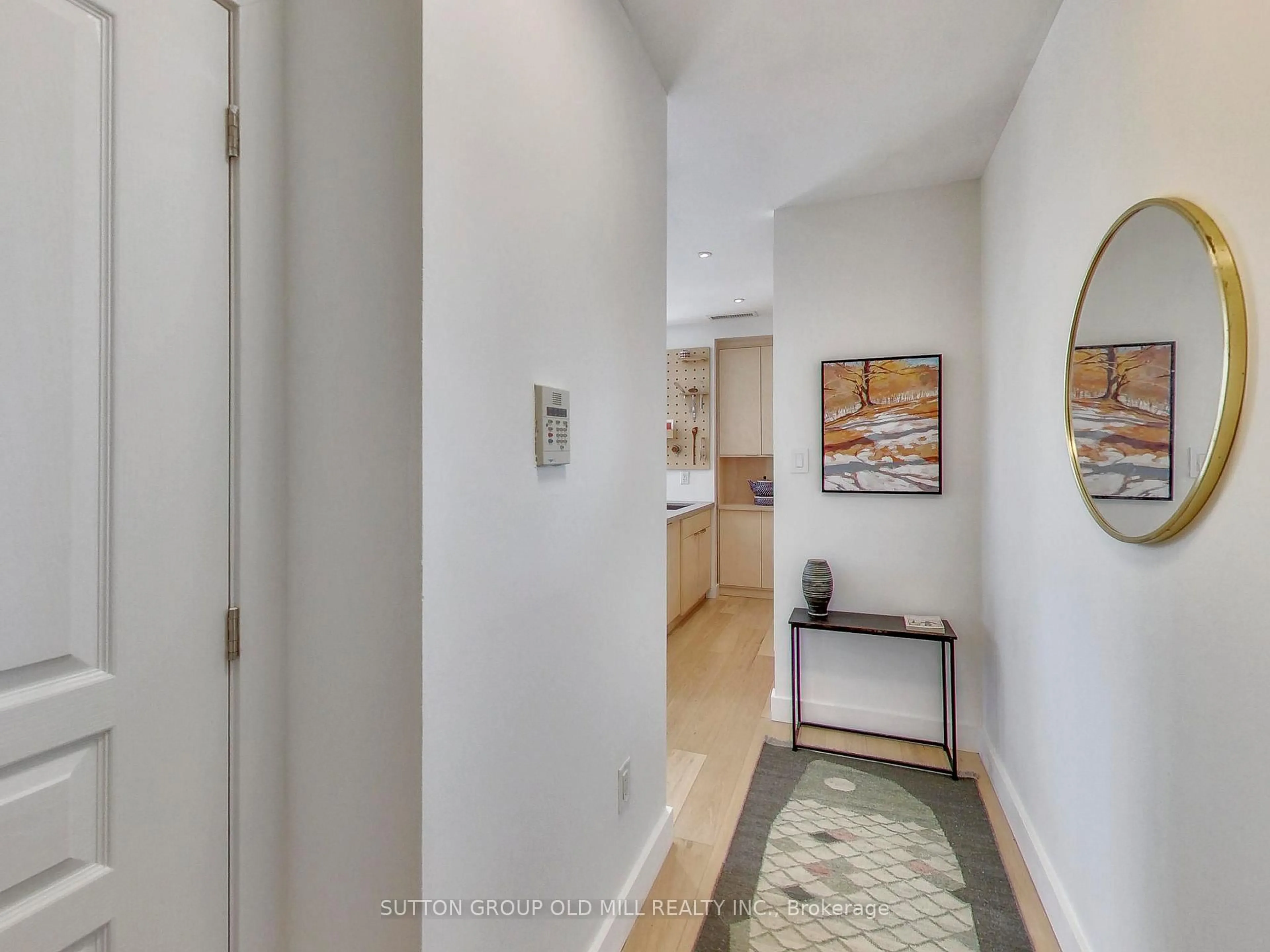 Indoor entryway for 2495 Dundas St #712, Toronto Ontario M6P 1X4