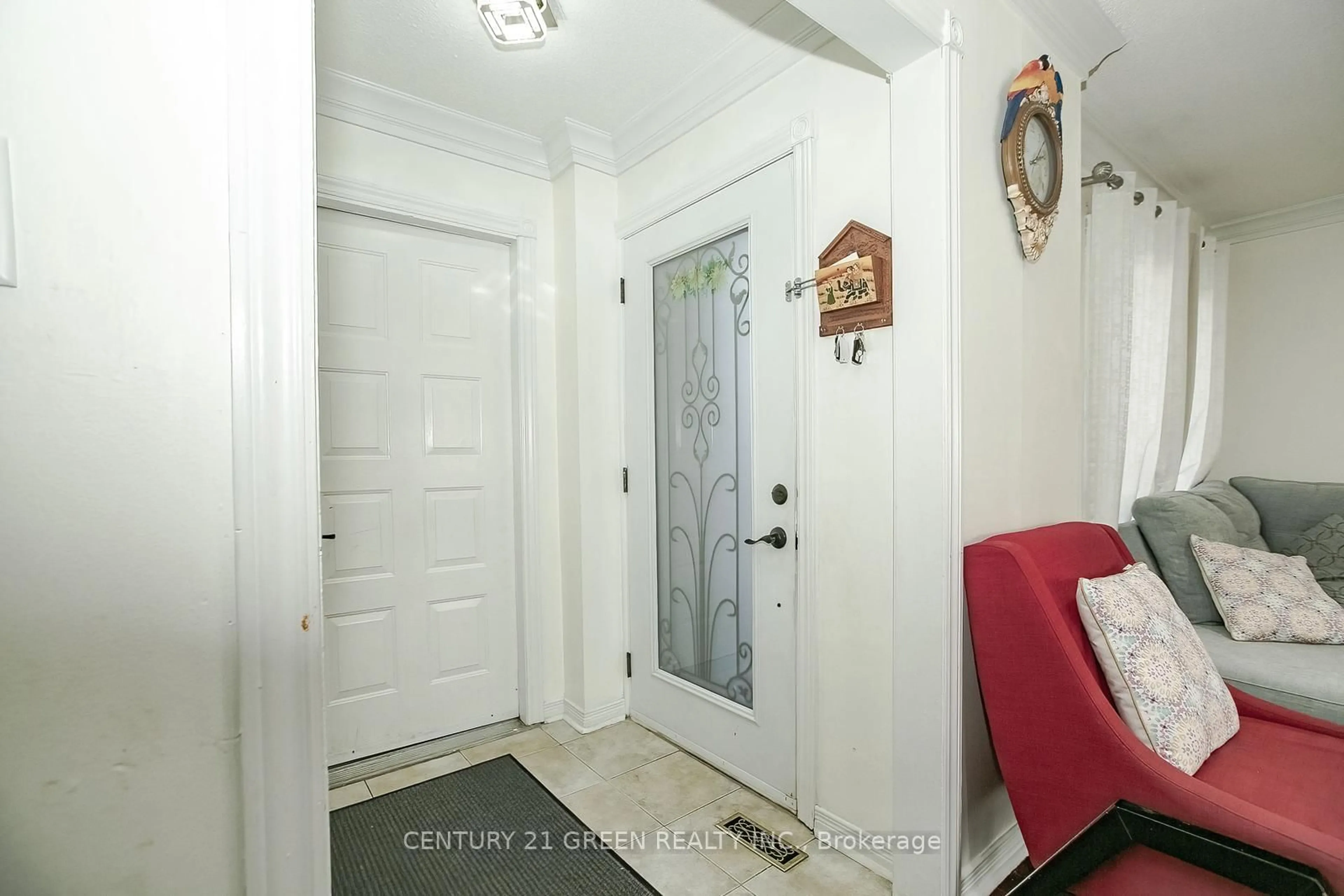 Indoor entryway for 231 Murray St, Brampton Ontario L6X 3M1
