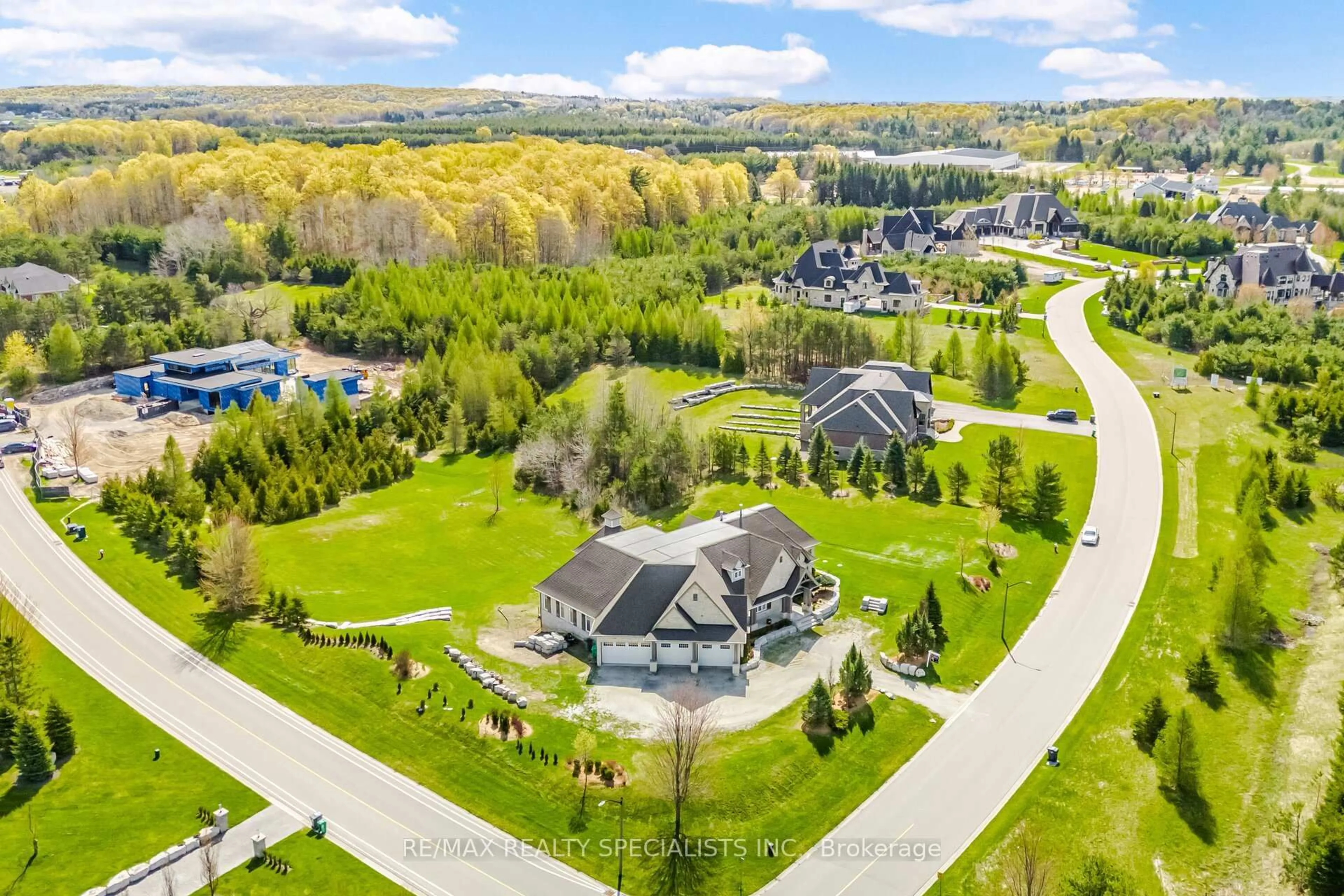 A pic from outside/outdoor area/front of a property/back of a property/a pic from drone, mountain view for 1 Edgewild Dr, Caledon Ontario L7E 4H7